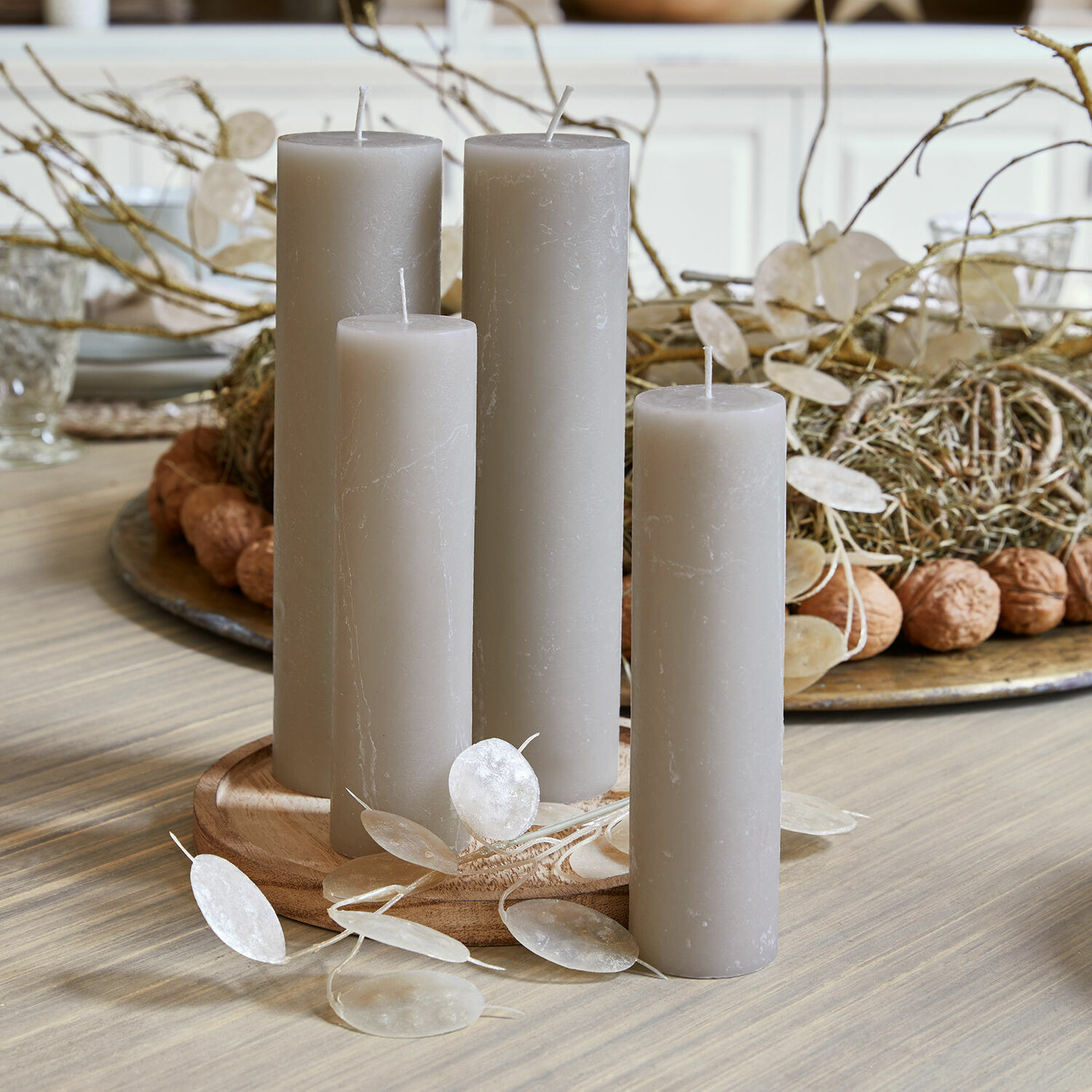 Set di 4 candele Avinal Set di quattro candele grigie in cera su base in legno, decorazione naturale per tavolo