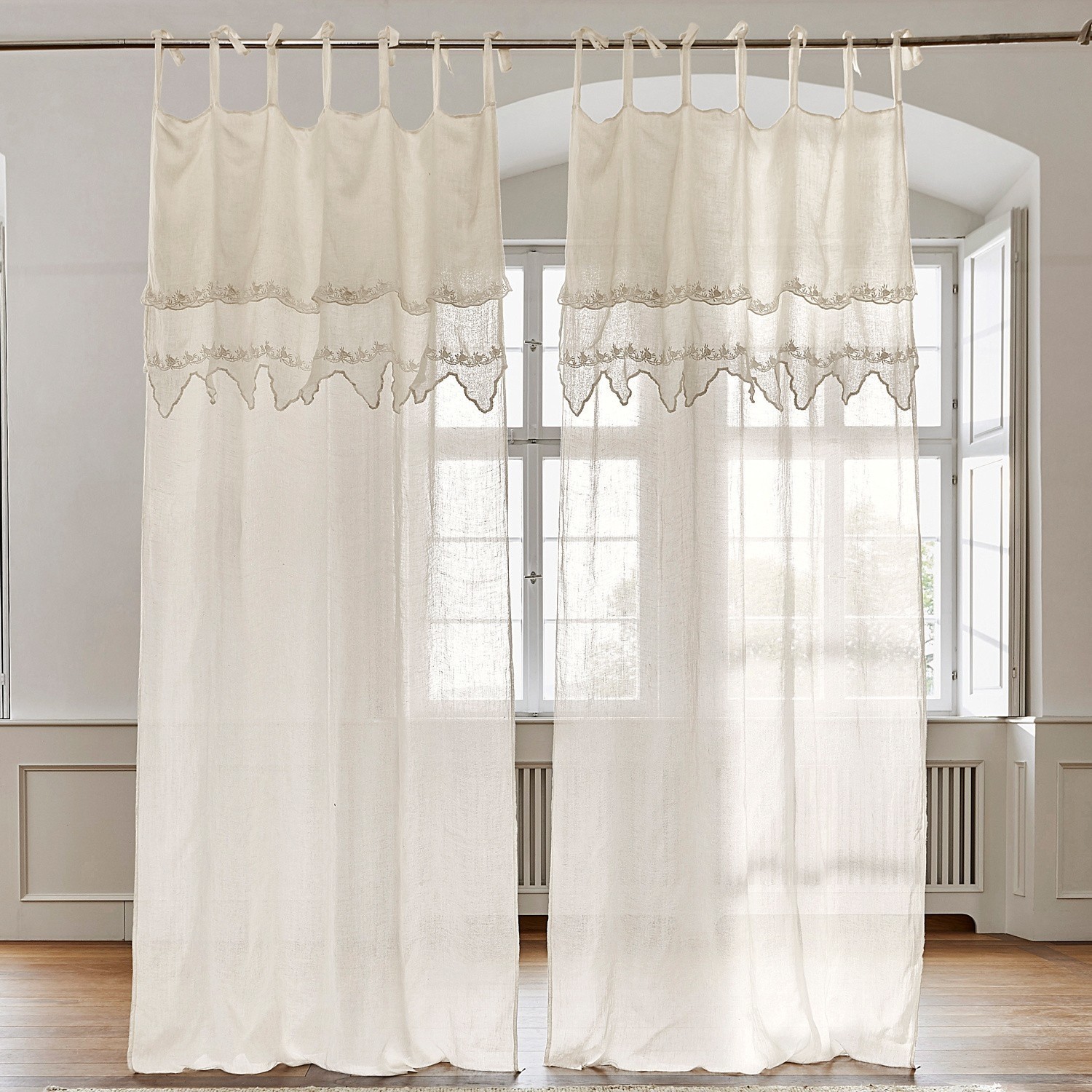 Tenda Melania Tenda beige in tessuto leggero con ricamo, decorazione elegante per finestra del soggiorno