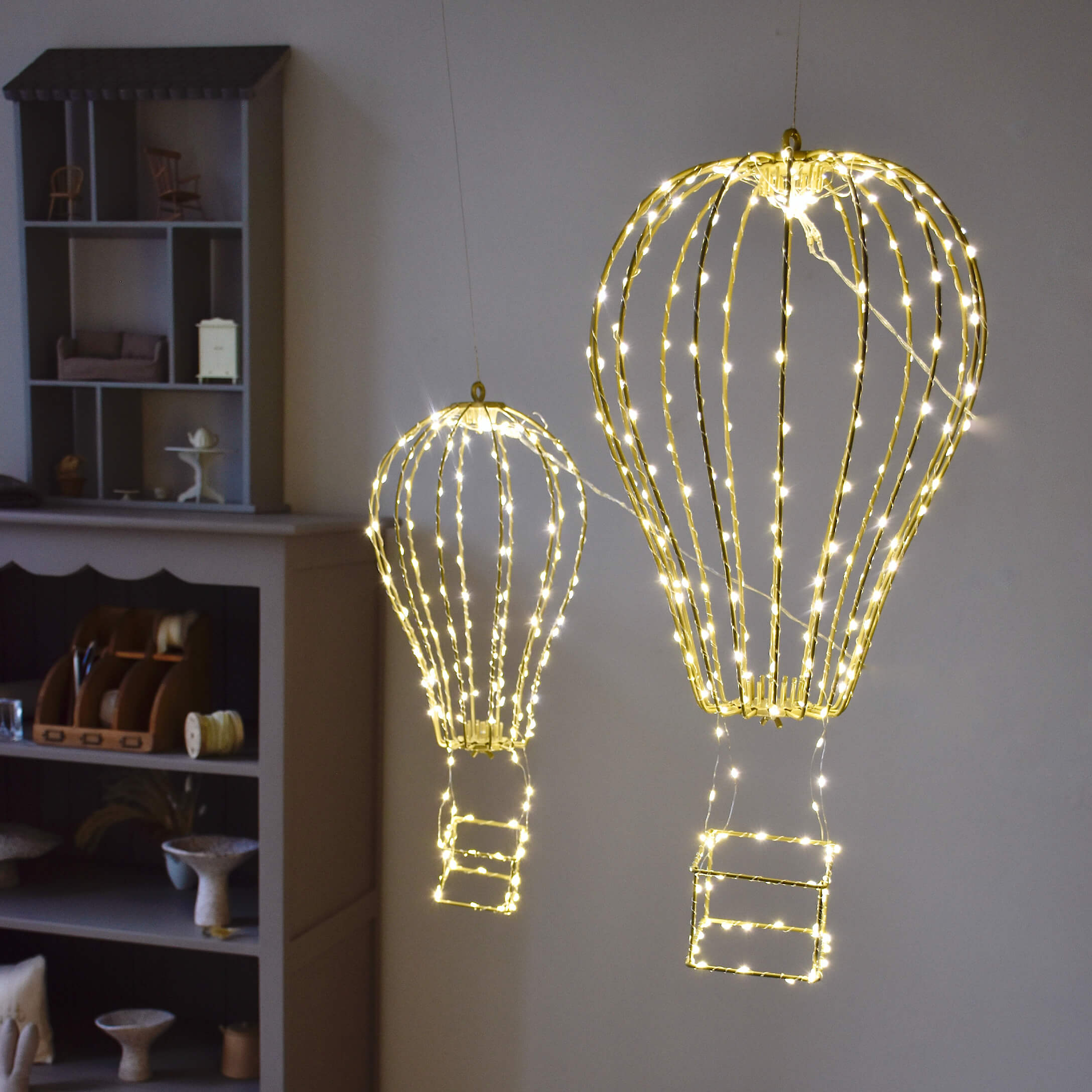 Lanterne decorative a forma di mongolfiera in filo metallico con luci LED calde per interni
