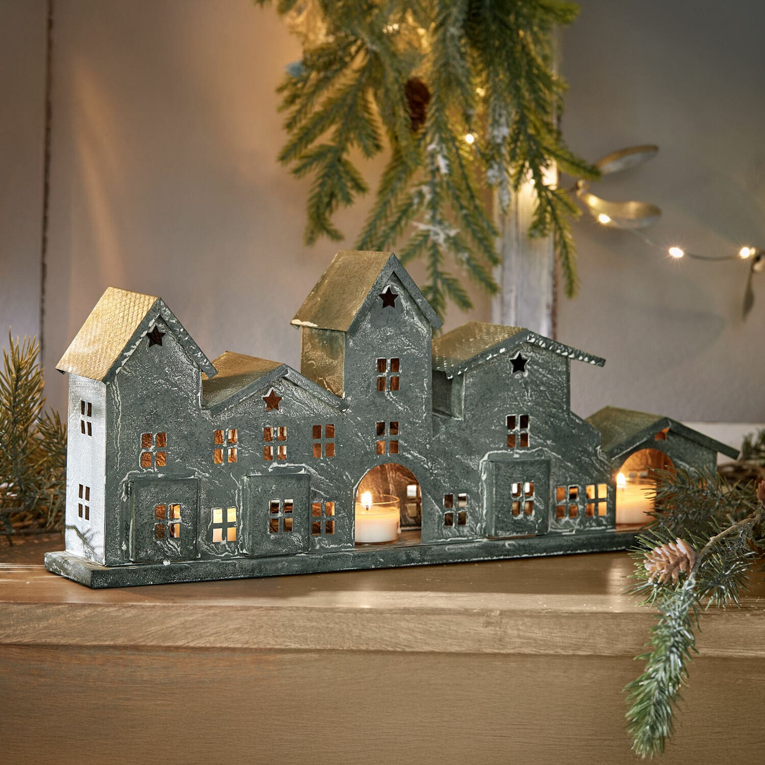 Portalumini Terivan Decorazione in metallo a forma di casette con candele, grigia, ornamento natalizio invernale per tavolo
