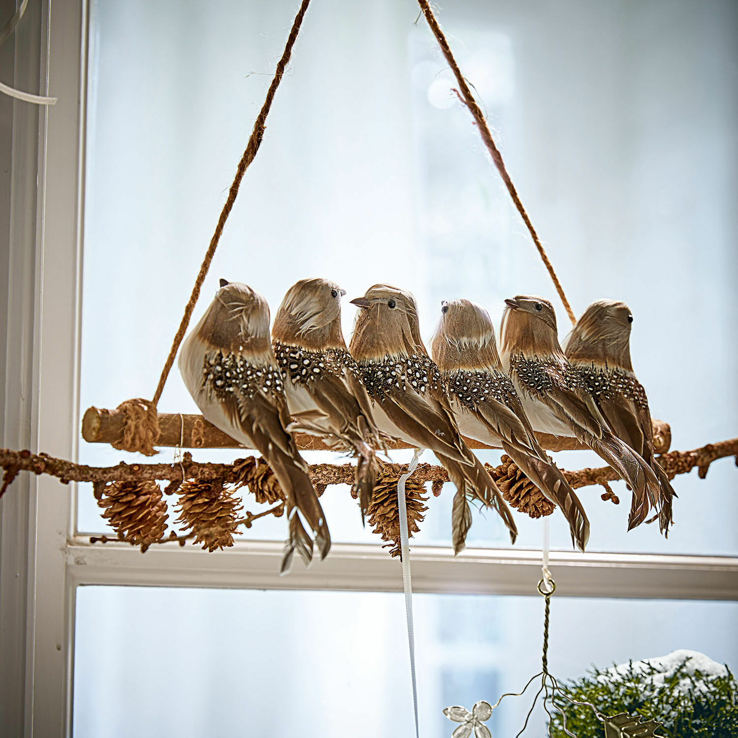 Ramo con uccellini Orely Decorazione sospesa con sei uccelli marroni di piume su ramo con pigne, ornamento per finestra