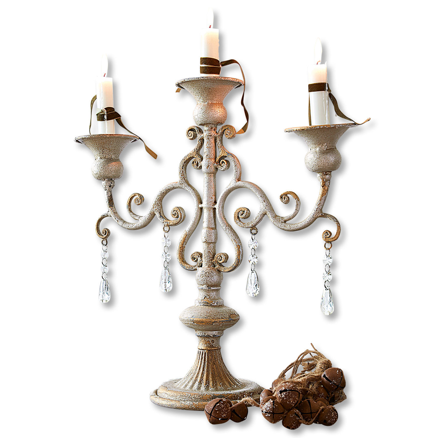 Candelabro Chantan Candelabro in metallo dorato anticato a tre bracci con pendenti di cristallo e candele bianche