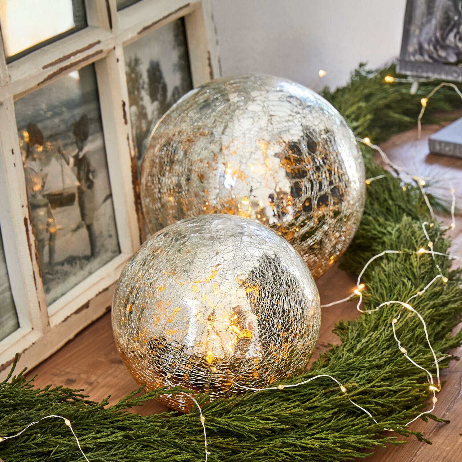 Coppia di sfere luminose Lightballs Due sfere decorative in vetro argentato screpolato su corona verde con luci LED