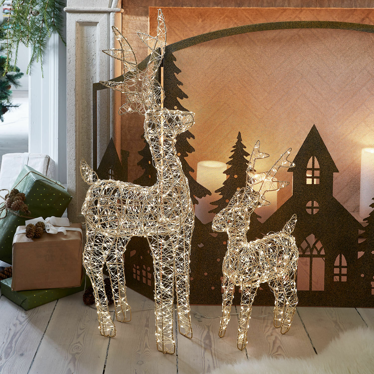 Due renne decorative in filo metallico con luci LED bianche calde, decorazione natalizia per interni
