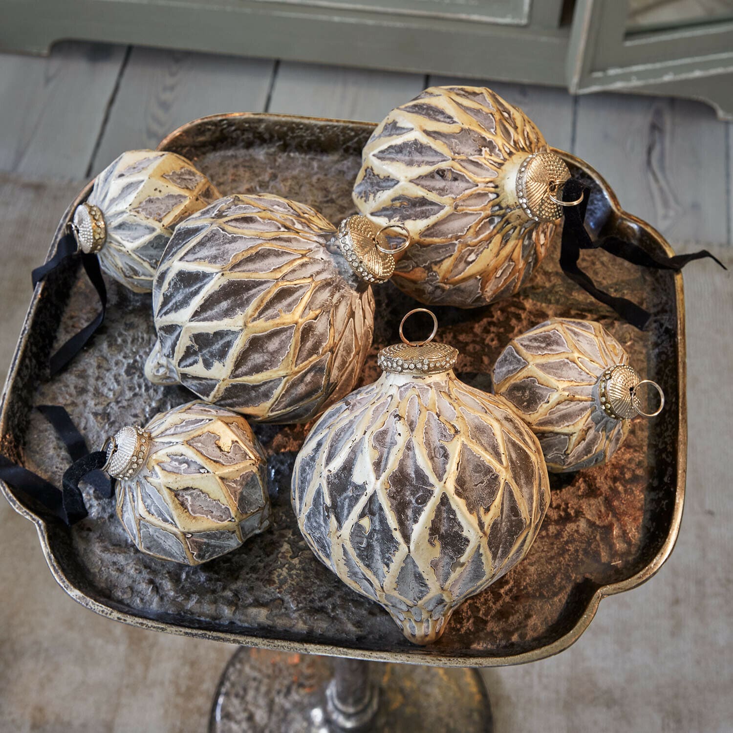 Set di 6 palline di Natale Lunagh Set di sei palline natalizie decorative grigio-beige con ganci metallici su vassoio in metallo