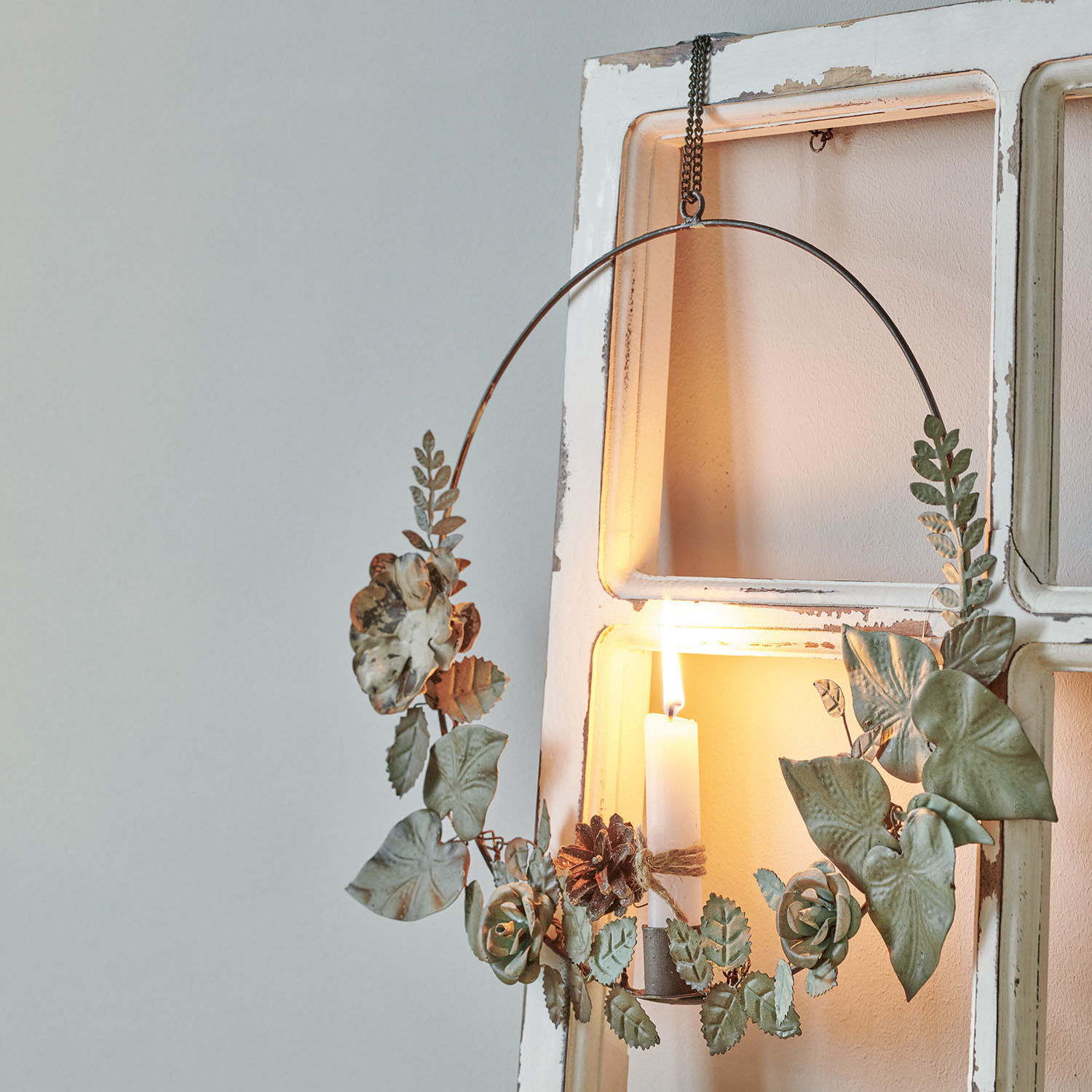 Portacandele Néville Corona in metallo con foglie e fiori verdi, candela bianca decorativa accesa