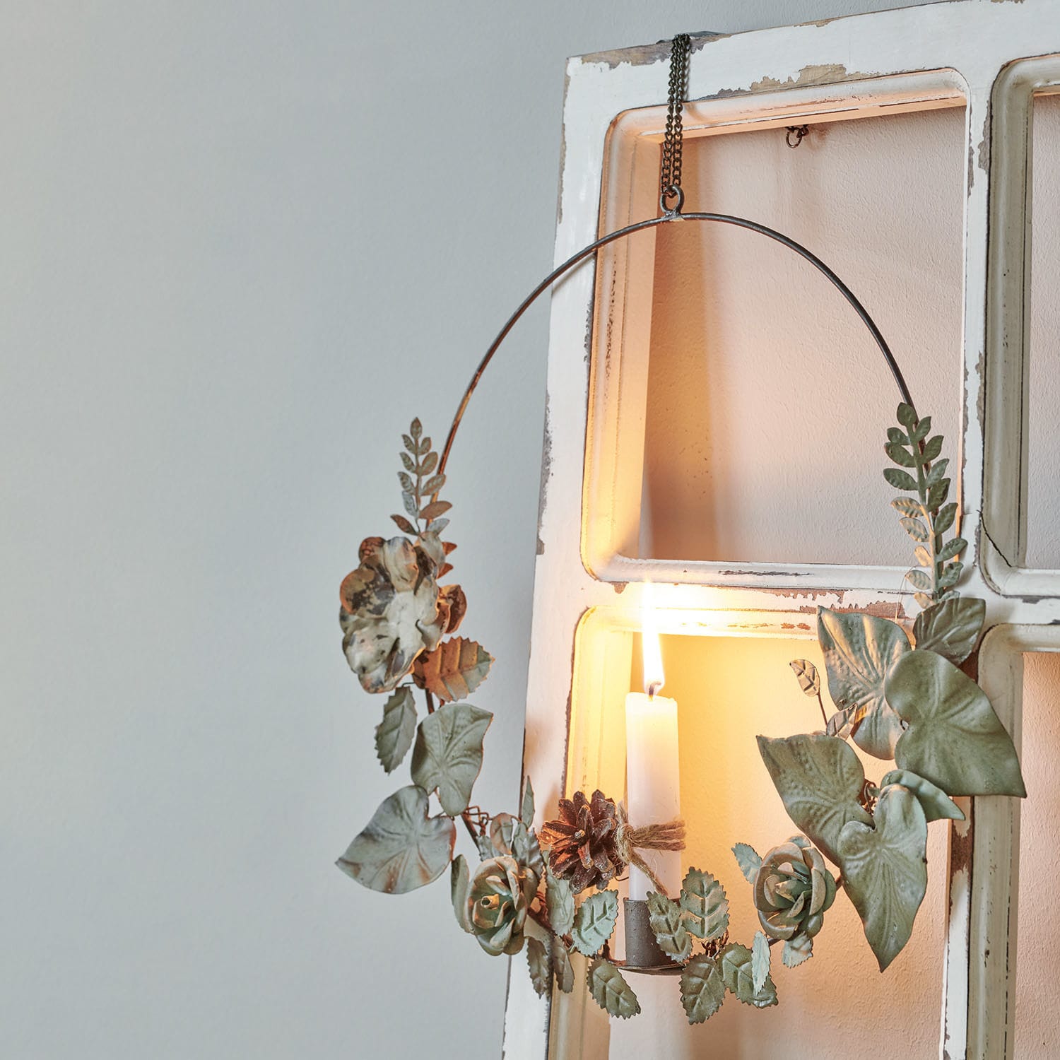 Portacandele Néville Corona in metallo con foglie e fiori verdi, candela bianca decorativa accesa
