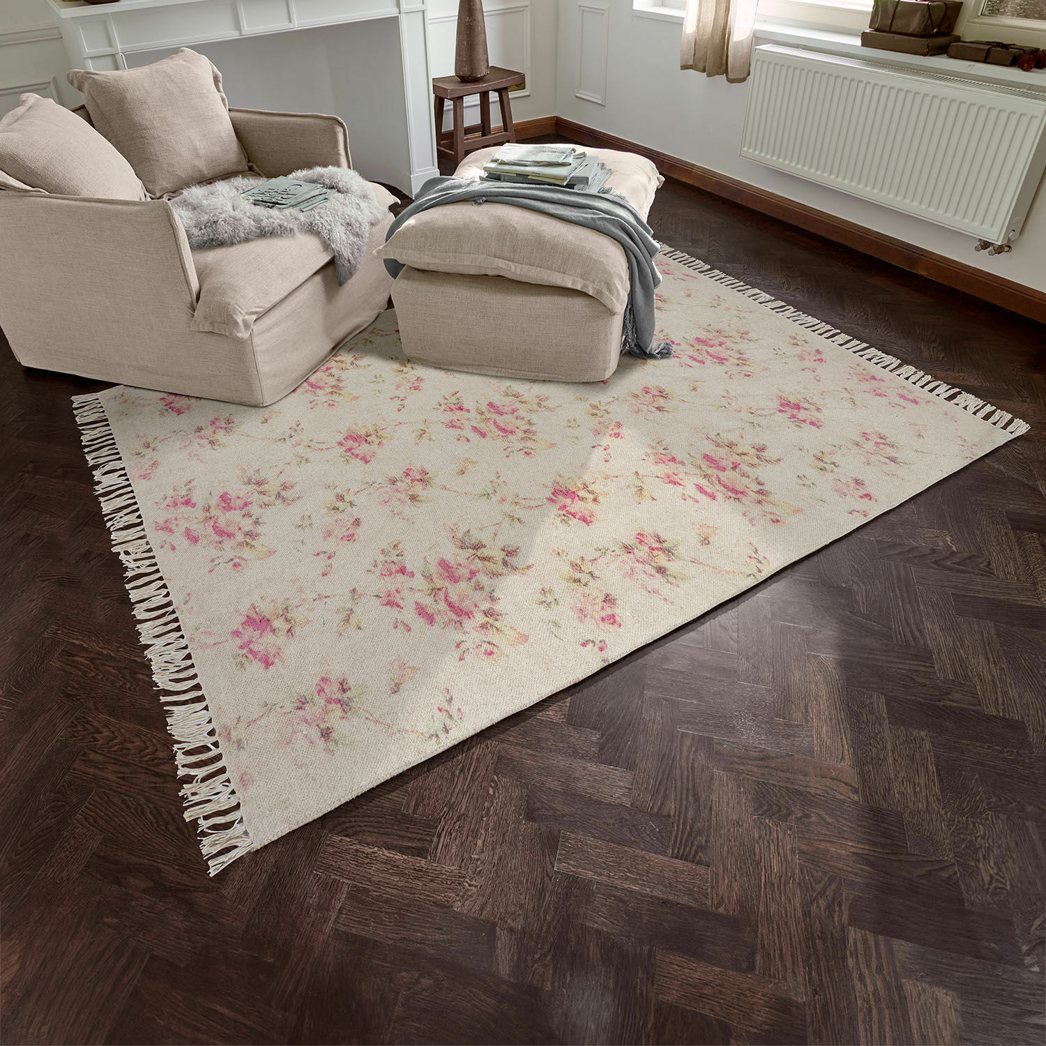 Tappeto Ingvi Tappeto beige con motivo floreale e frange su pavimento in legno scuro in soggiorno