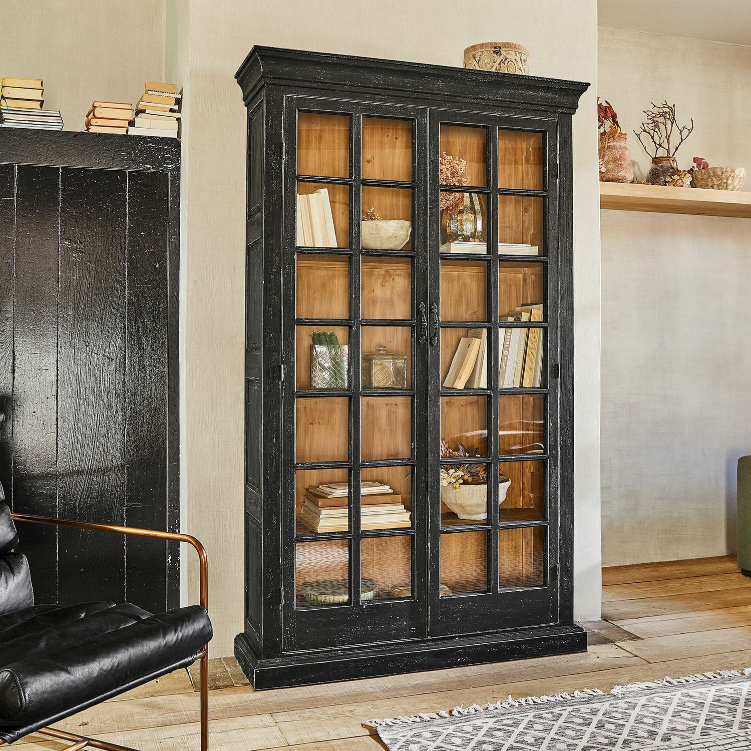 Mobile alto Mervique Vetrina in legno nero con ante in vetro e interno naturale, mobile elegante per soggiorno