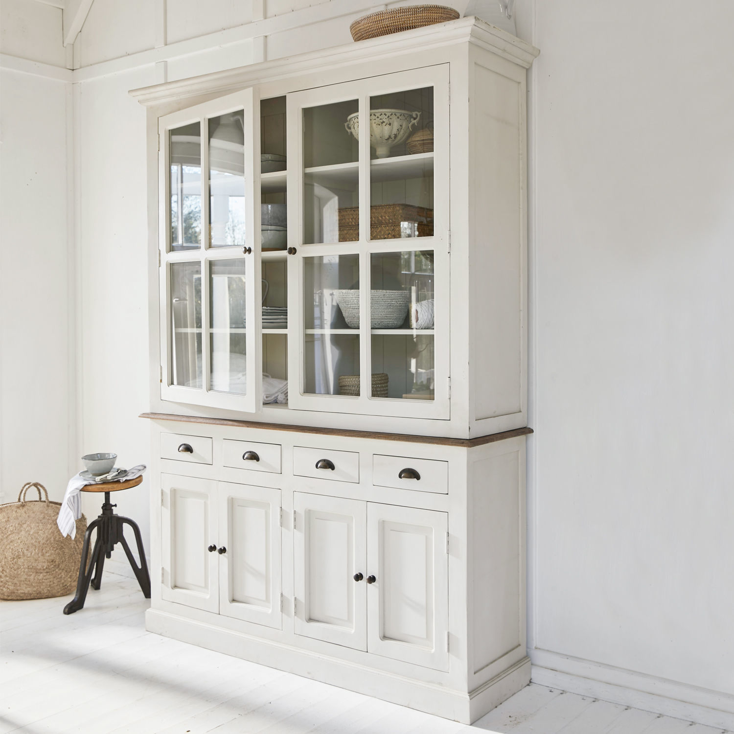 Credenza Morningside Vetrina bianca in legno con ante in vetro e cassetti per riporre in soggiorno luminoso