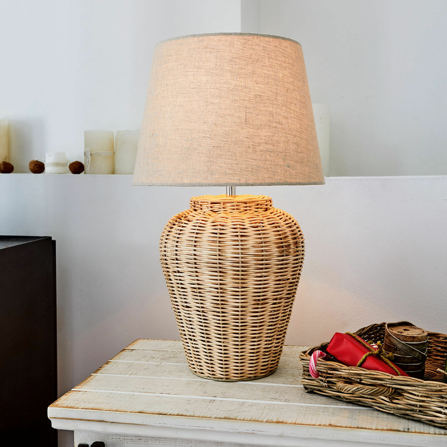 Lampada da tavolo Ernée Lampada da tavolo in vimini con paralume beige su tavolo in legno, decorazione d'interni