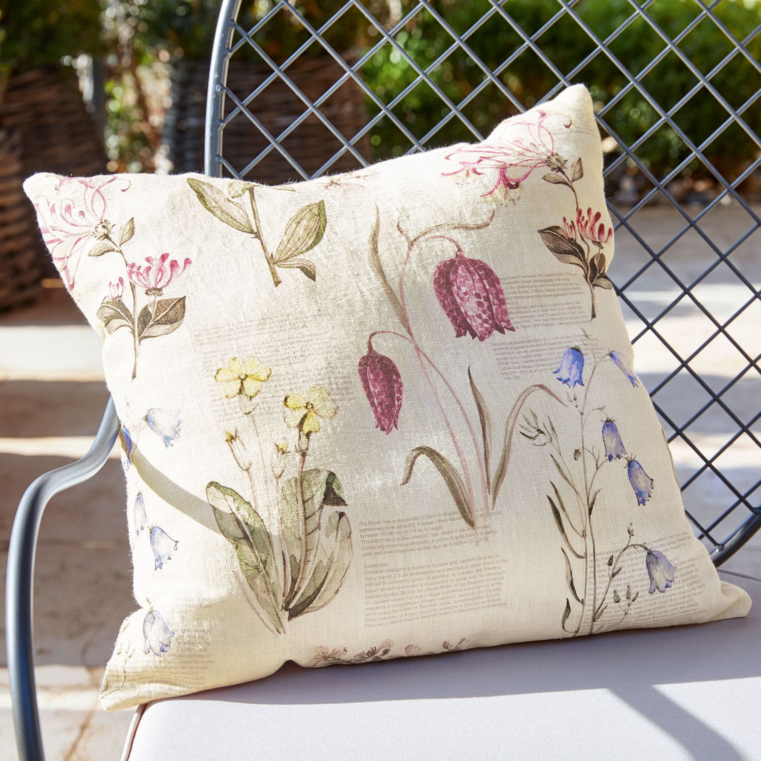 Copricuscino Fournier Cuscino in lino beige con stampa floreale vintage su sedia da giardino
