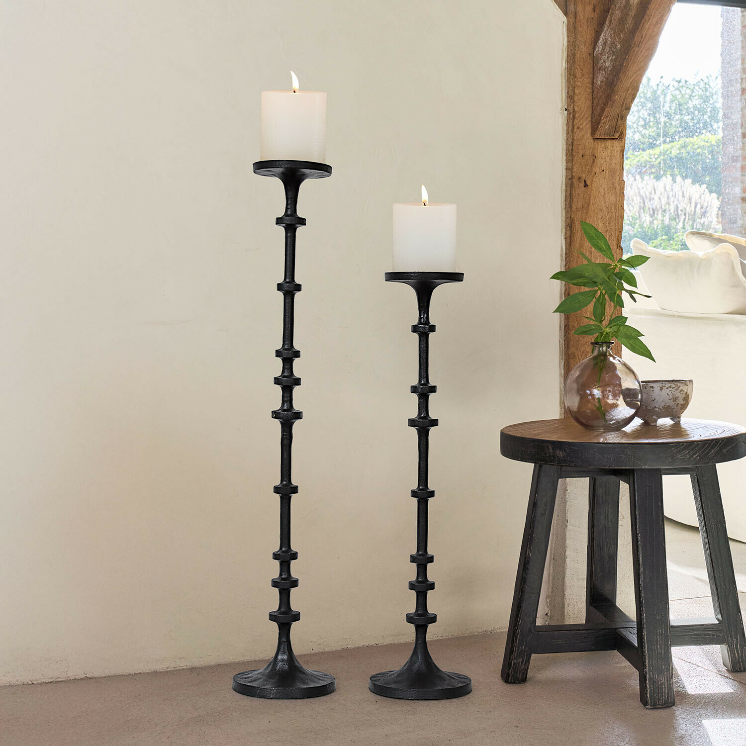 Coppia di candelieri Reville Set di due candelabri in metallo nero con candele bianche, decorazione d'interni con luce naturale