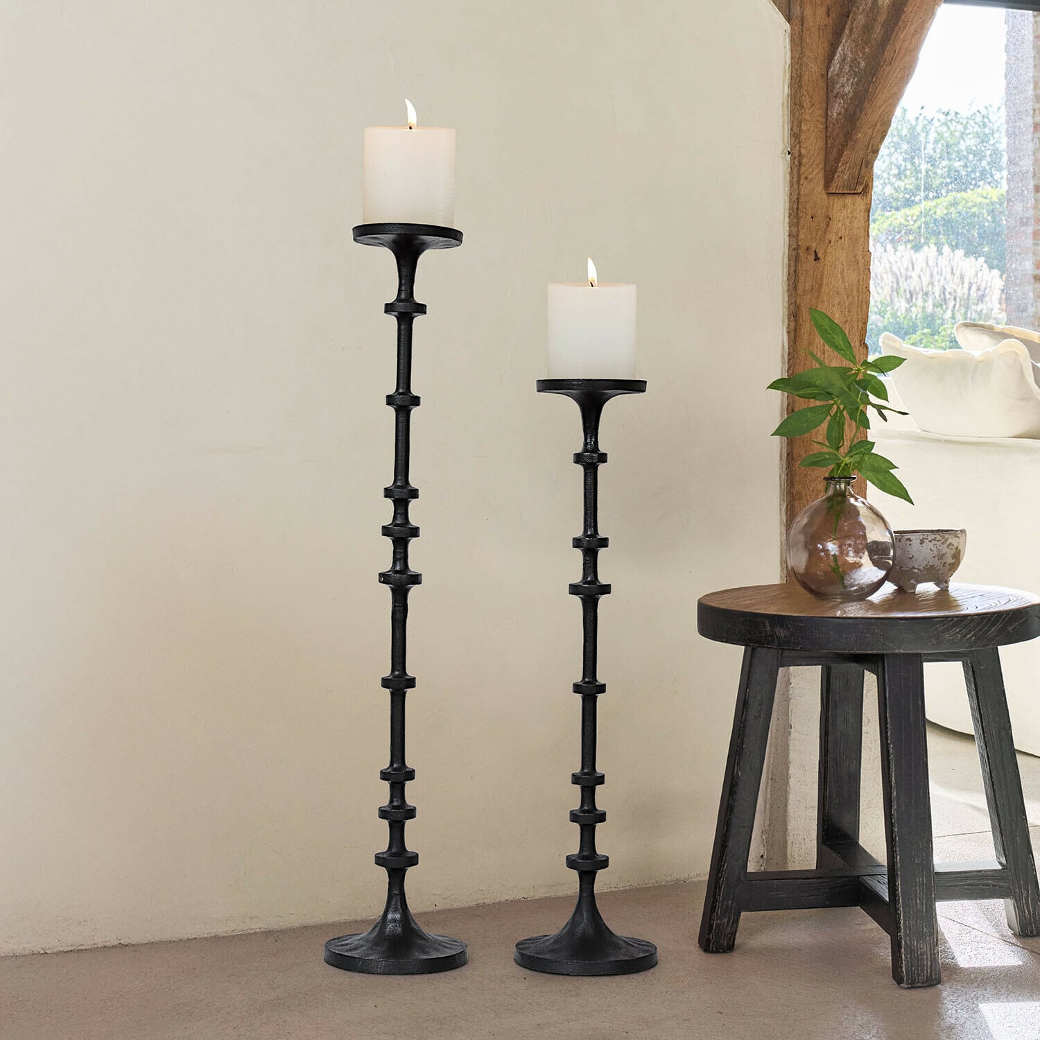 Coppia di candelieri Reville Set di due candelabri in metallo nero con candele bianche, decorazione d'interni con luce naturale