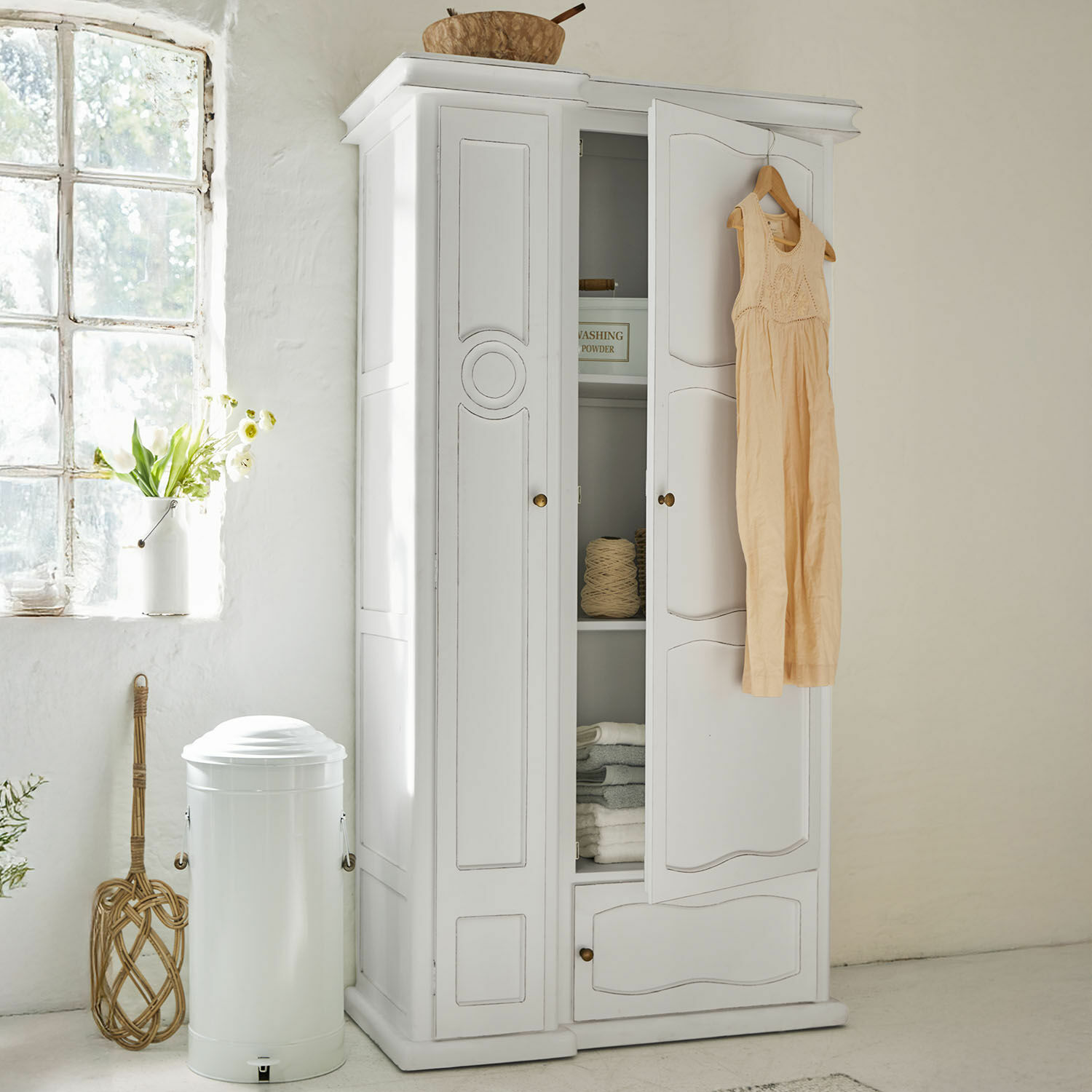 Mobile Garlinet Armadio in legno bianco con porte aperte e vestito beige appeso, mobile vintage per riporre