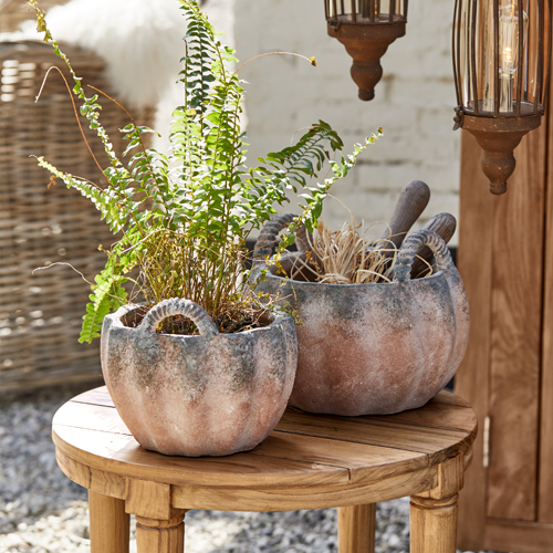 Due fioriere rustiche in ceramica a forma di zucca su tavolo in legno, decorazione da giardino