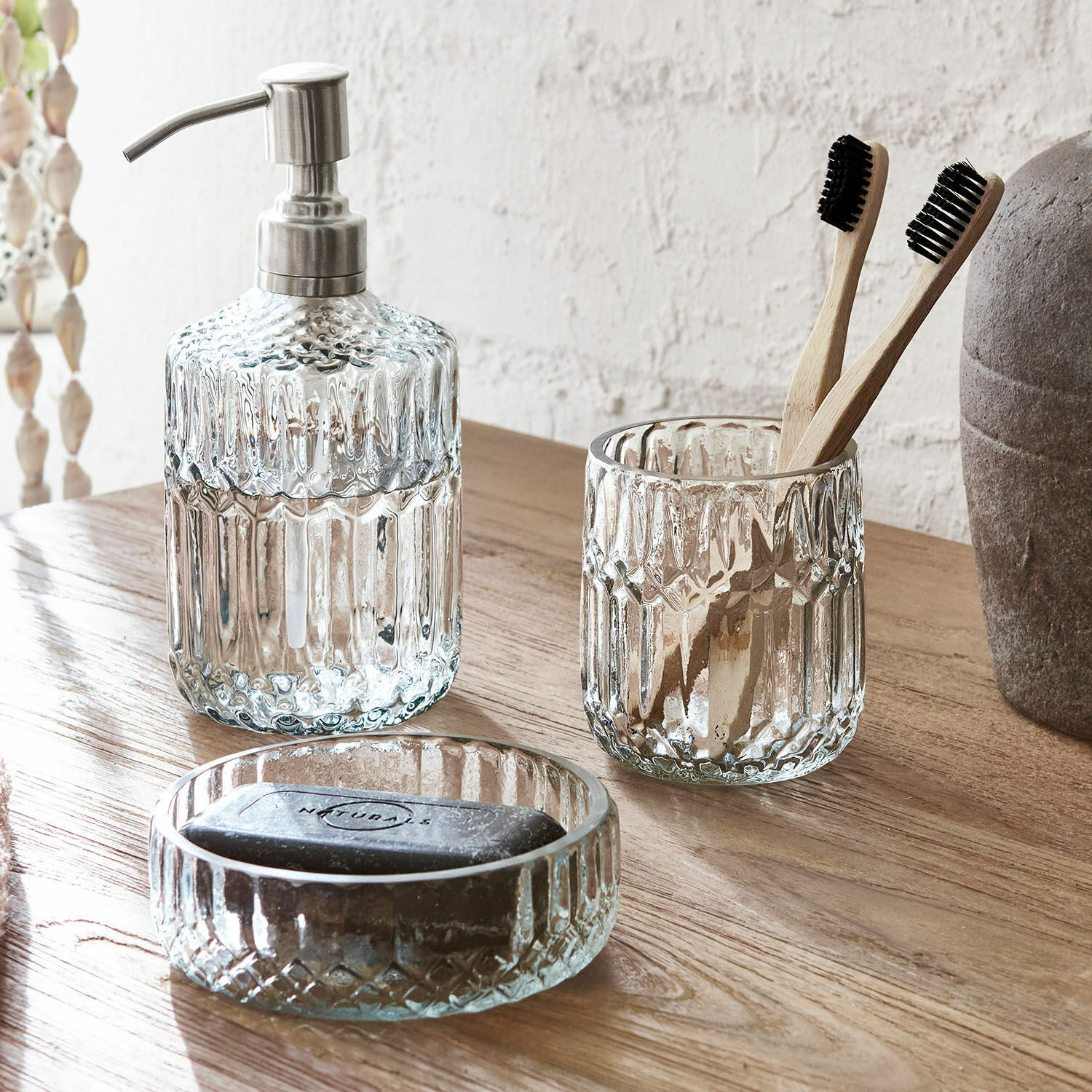 Set per bagno Denney Set bagno in vetro con dispenser, bicchiere e portasapone su piano in legno
