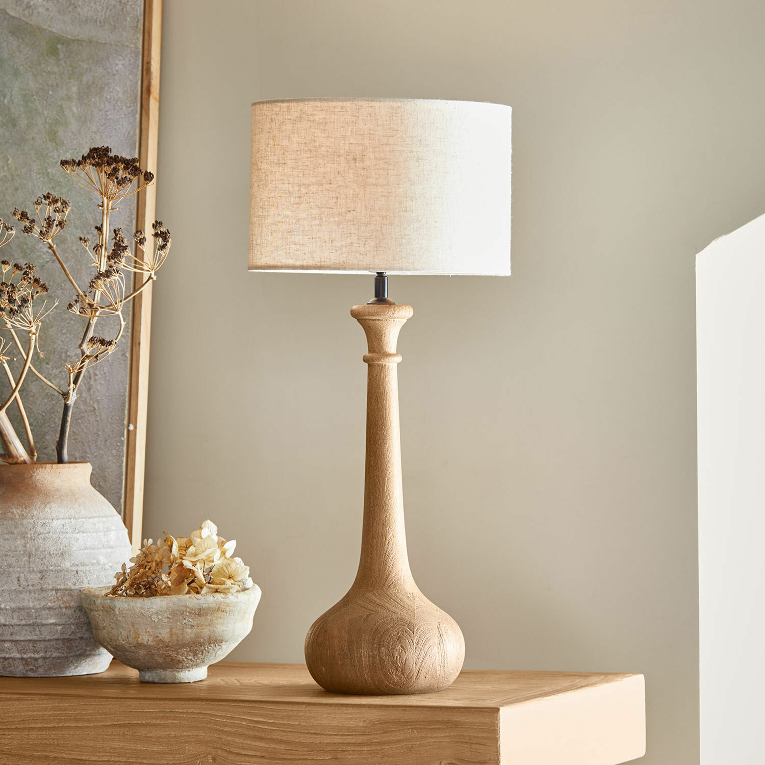 Lampada da tavolo Andrées Lampada da tavolo con base in legno e paralume beige, decorazione naturale per interni