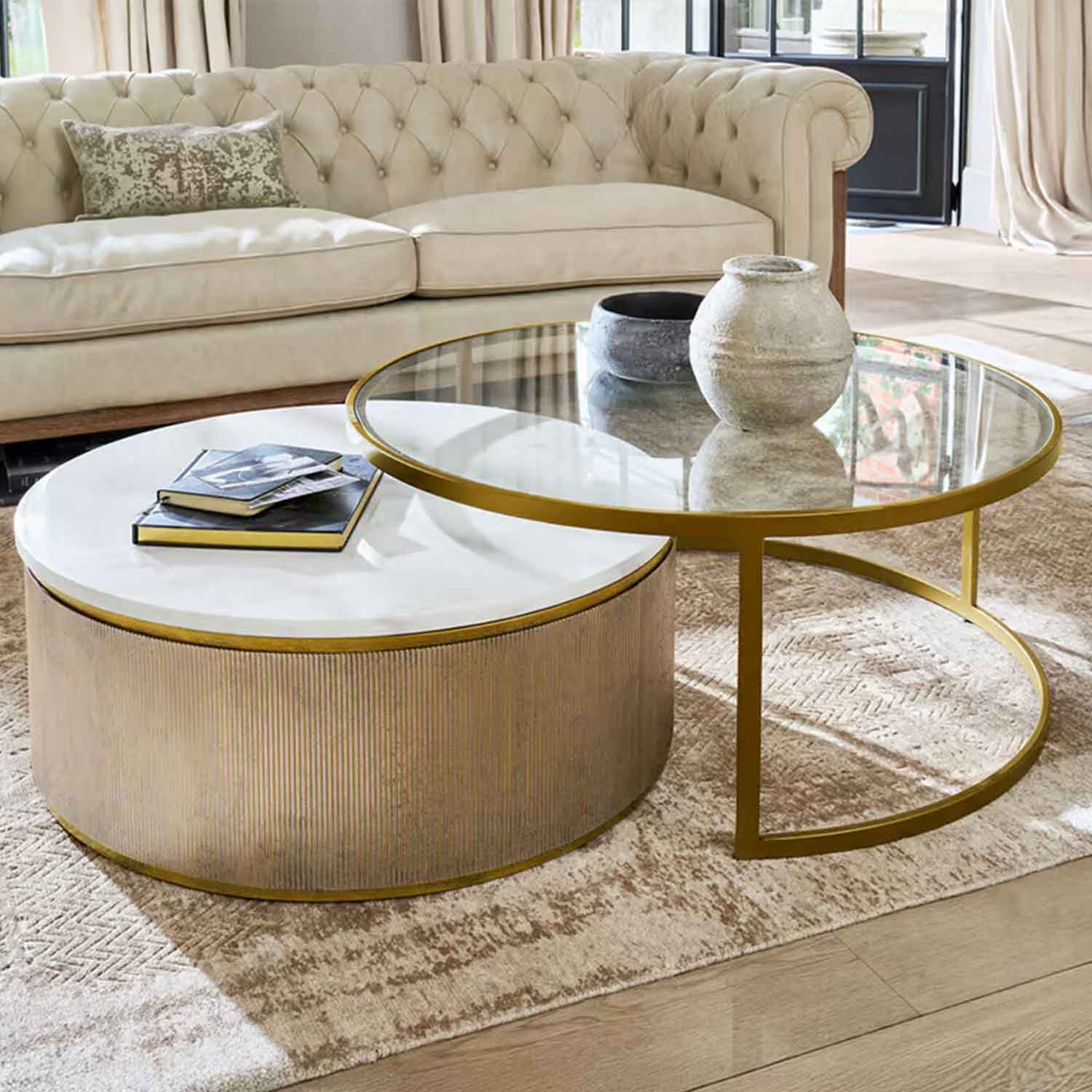 Set di due tavolini con piano in marmo bianco e vetro, struttura dorata in soggiorno elegante