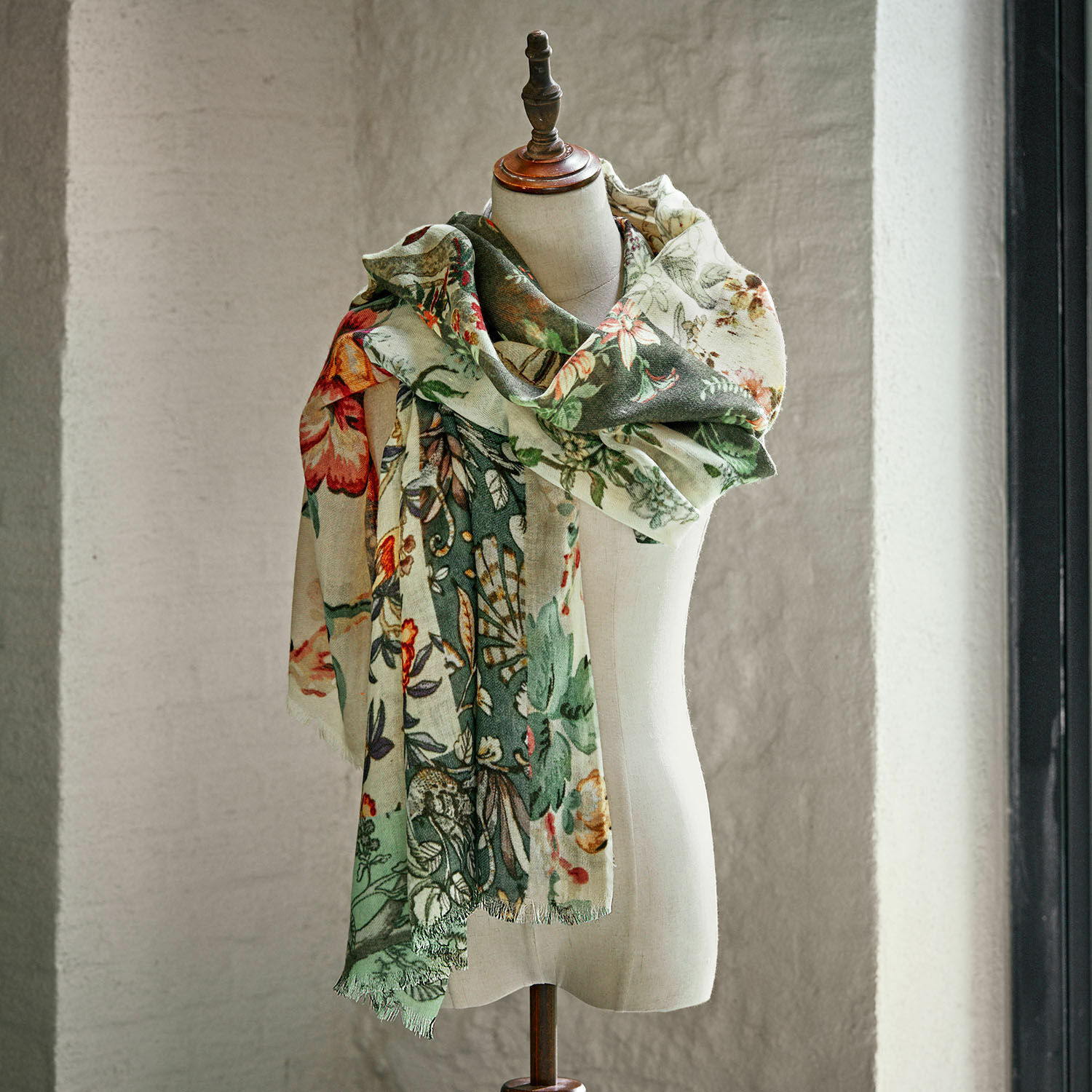 Scialle Garnay Grande sciarpa con motivo floreale verde e crema, tessuto morbido, accessorio di moda