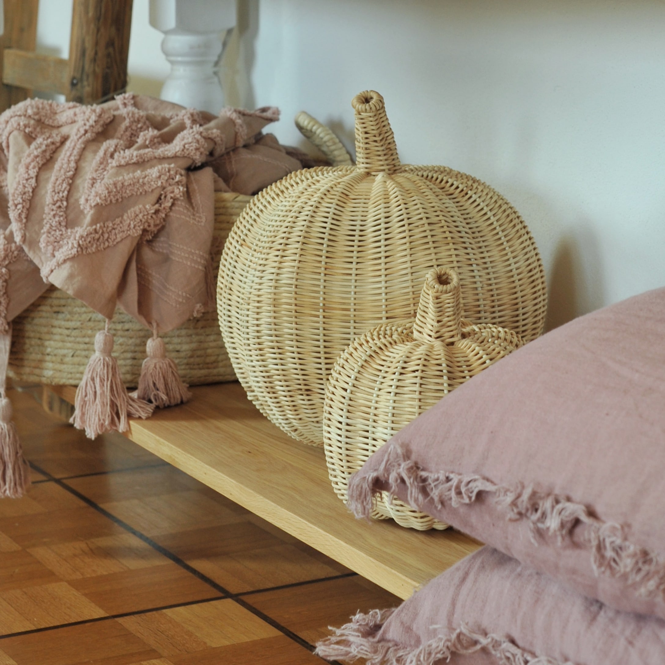 Zucca decorativa in rattan naturale su mensola in legno in stile boho