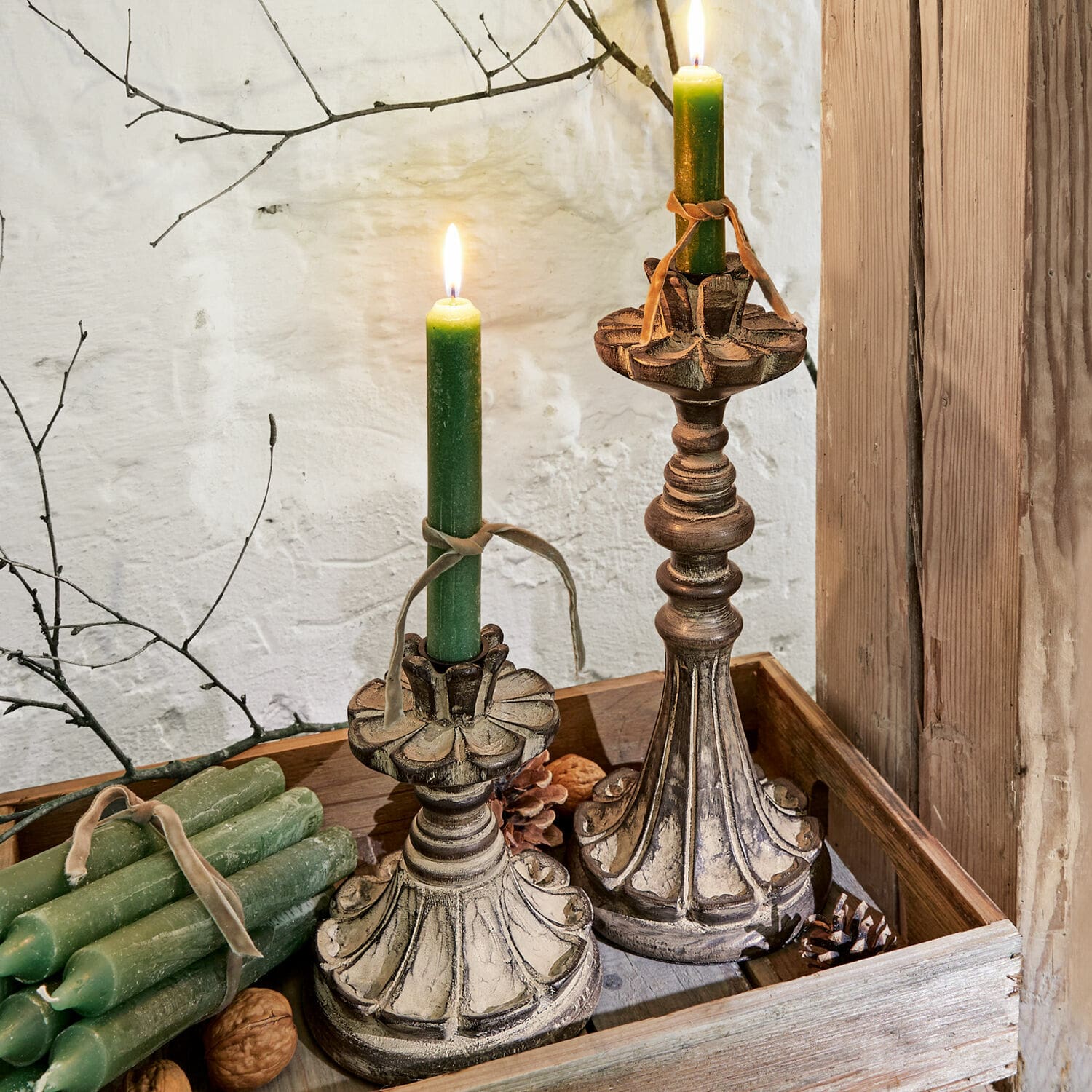 Coppia di portacandele Tocantins Portacandele in legno con candele verdi su vassoio di legno, decorazione rustica per interni