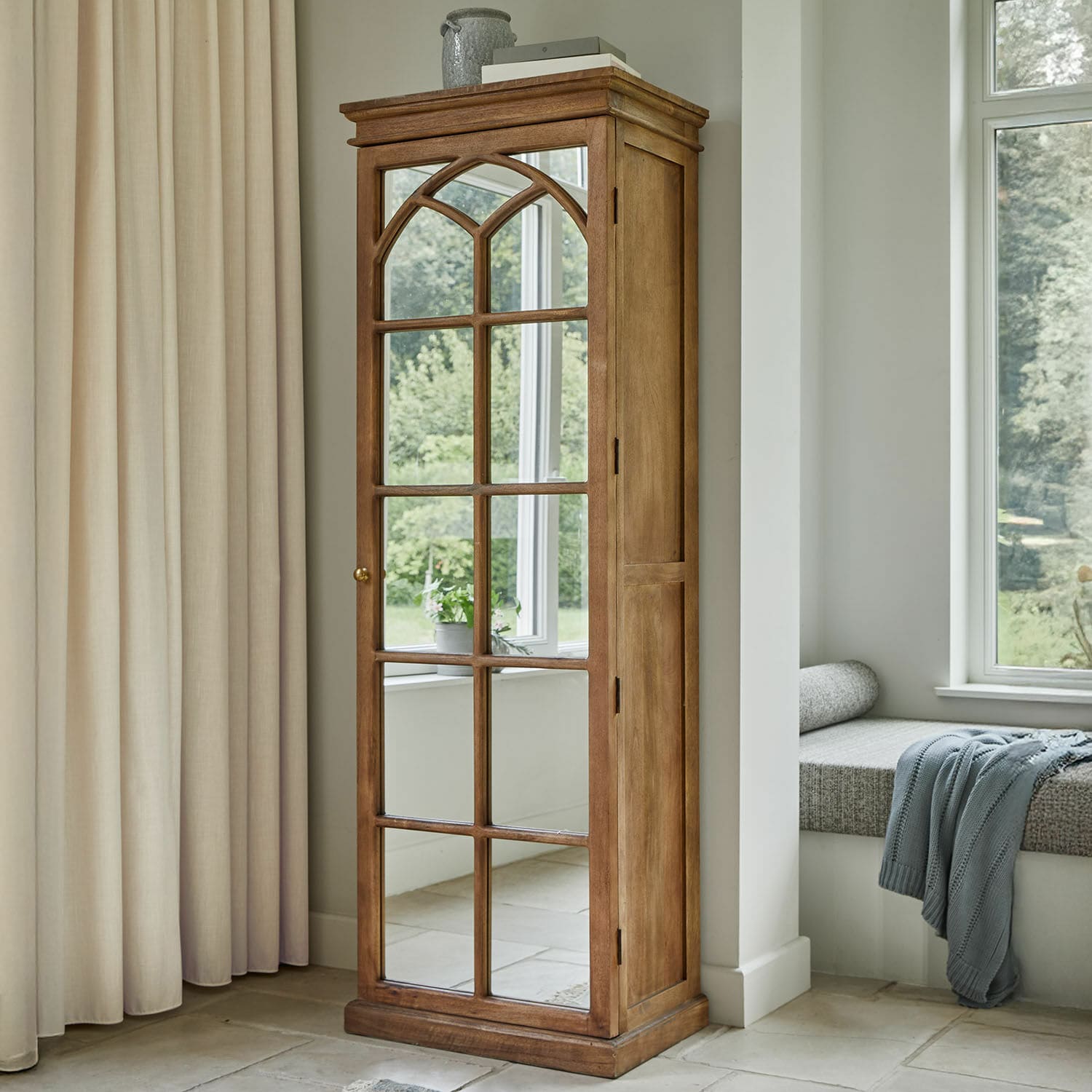 Mobile alto Cayey Armadio in legno con specchio stile vintage colore legno naturale per soggiorno