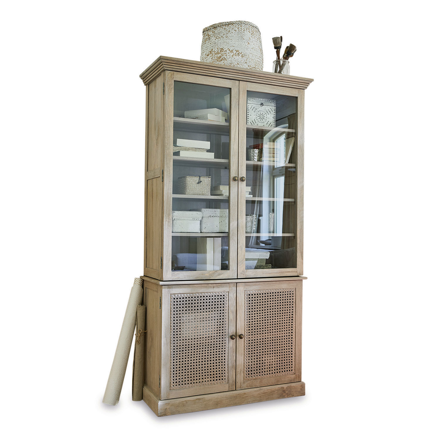 Credenza con vetrinetta Dronne Vetrina in legno naturale con ante in vetro e intreccio per un elegante spazio contenitivo