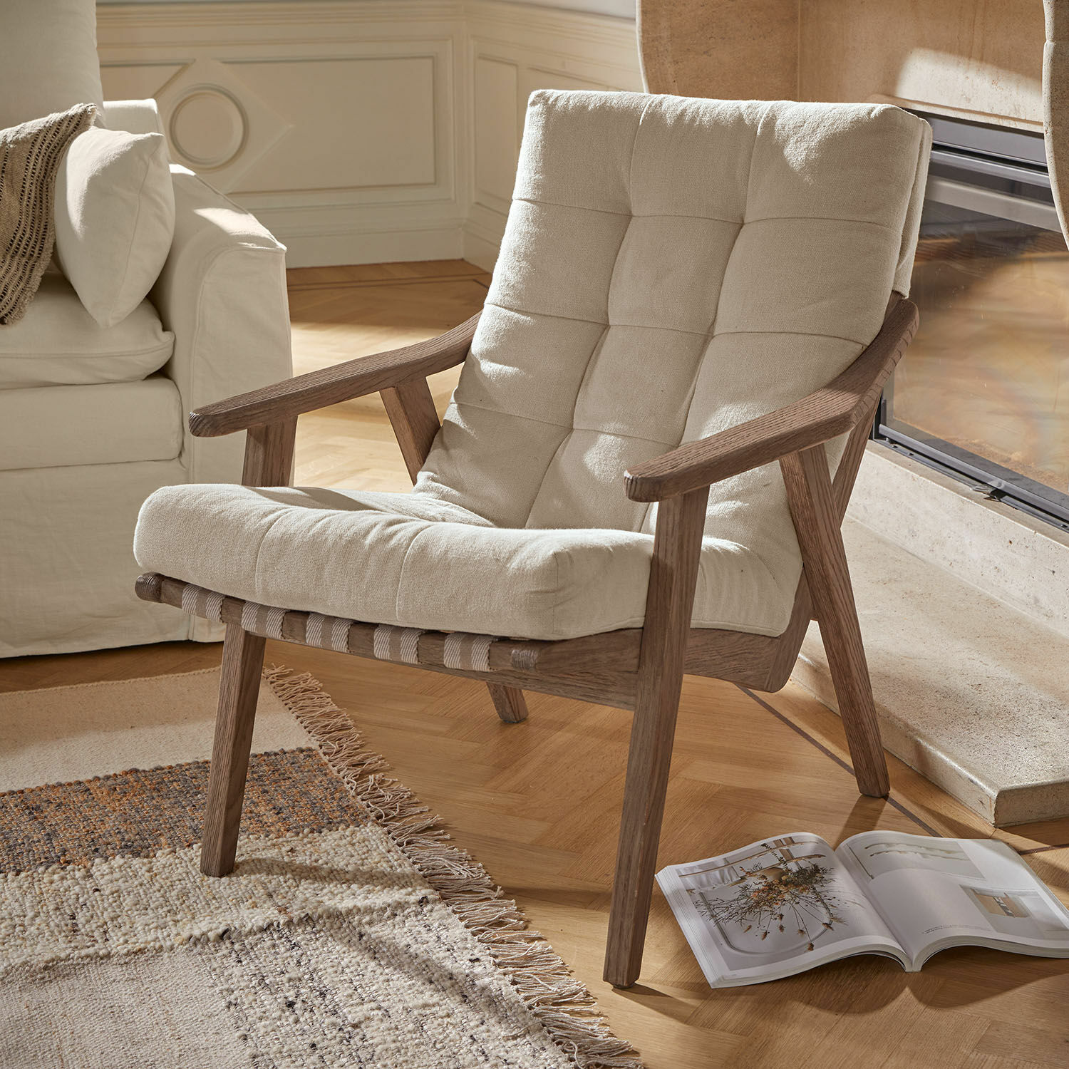 Poltrona Rothwick Poltrona con tessuto beige chiaro e struttura in legno naturale, ideale per il soggiorno