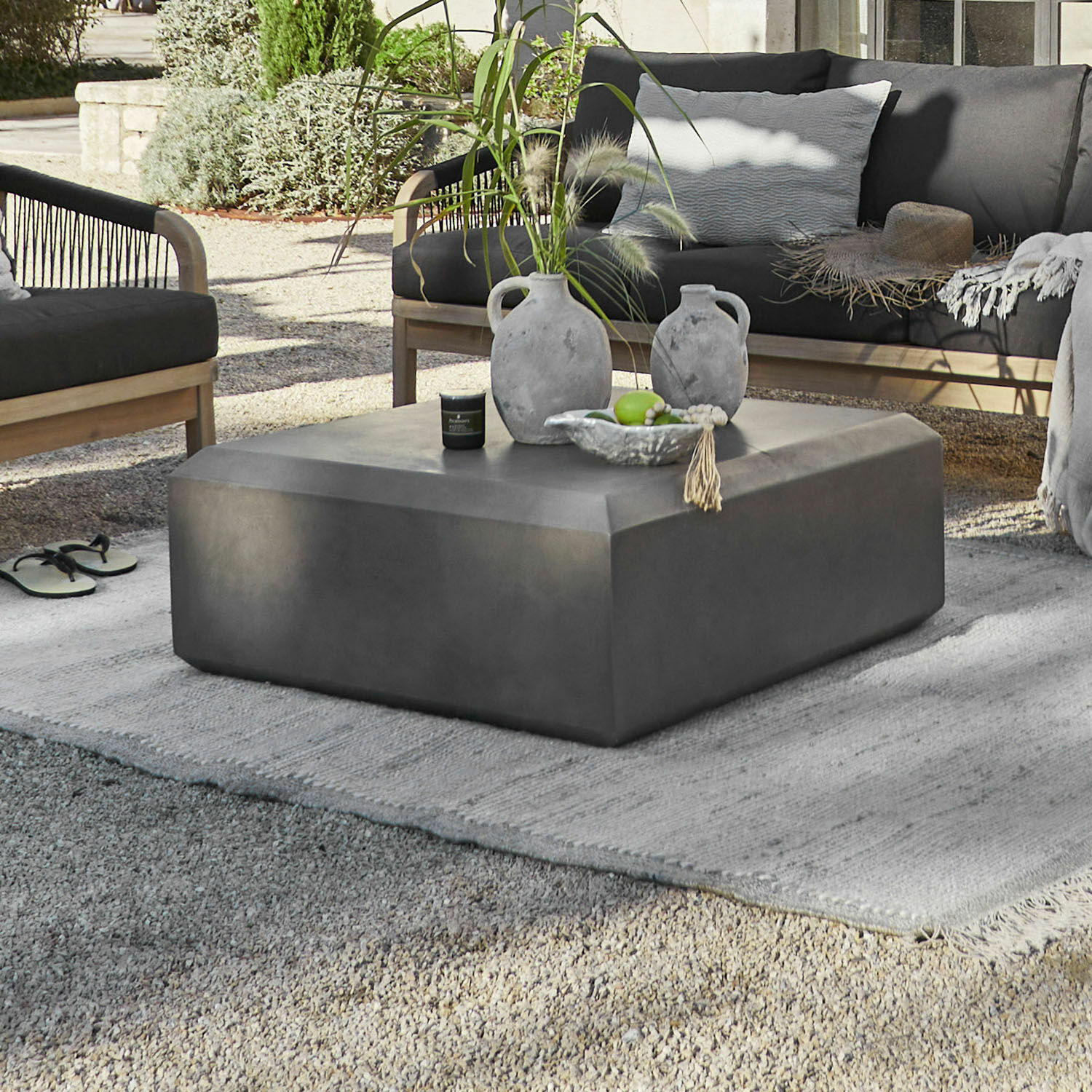 Tavolino da salotto Theodoros Tavolino moderno in cemento grigio all'aperto con decorazioni e mobili da giardino