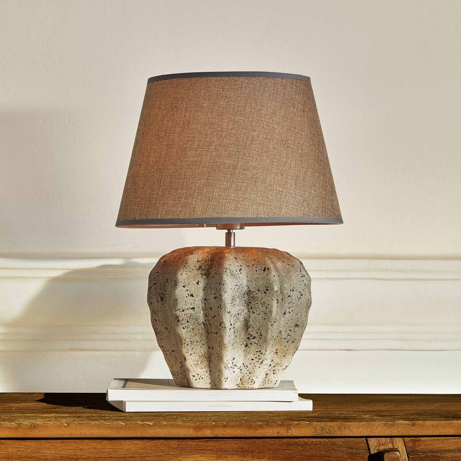 Lampada da tavolo con base in pietra e paralume marrone, illuminazione decorativa per soggiorno