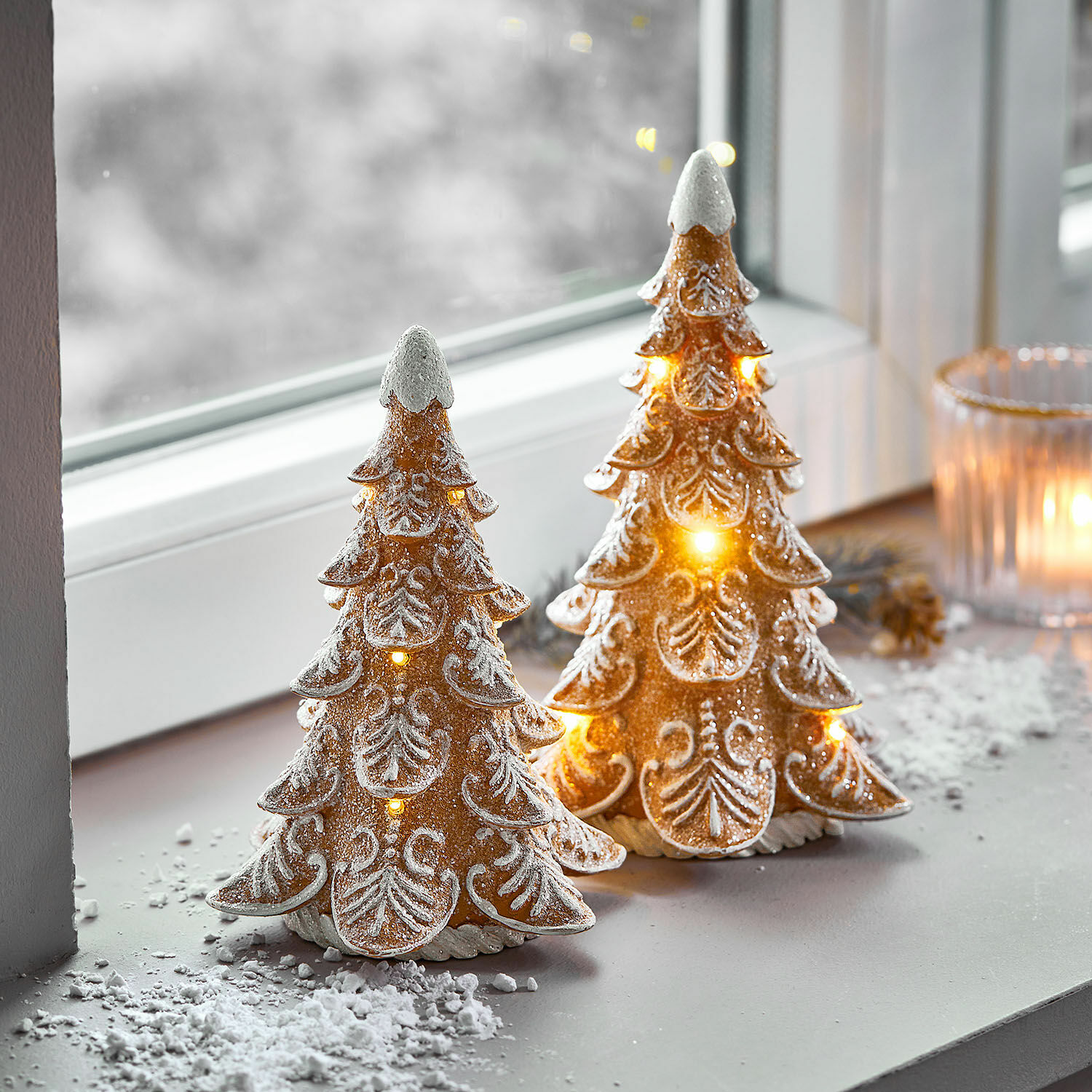 Coppia di alberelli a LED Anyama Due alberi di Natale decorativi in ceramica con luci LED e effetto neve bianca sul davanzale