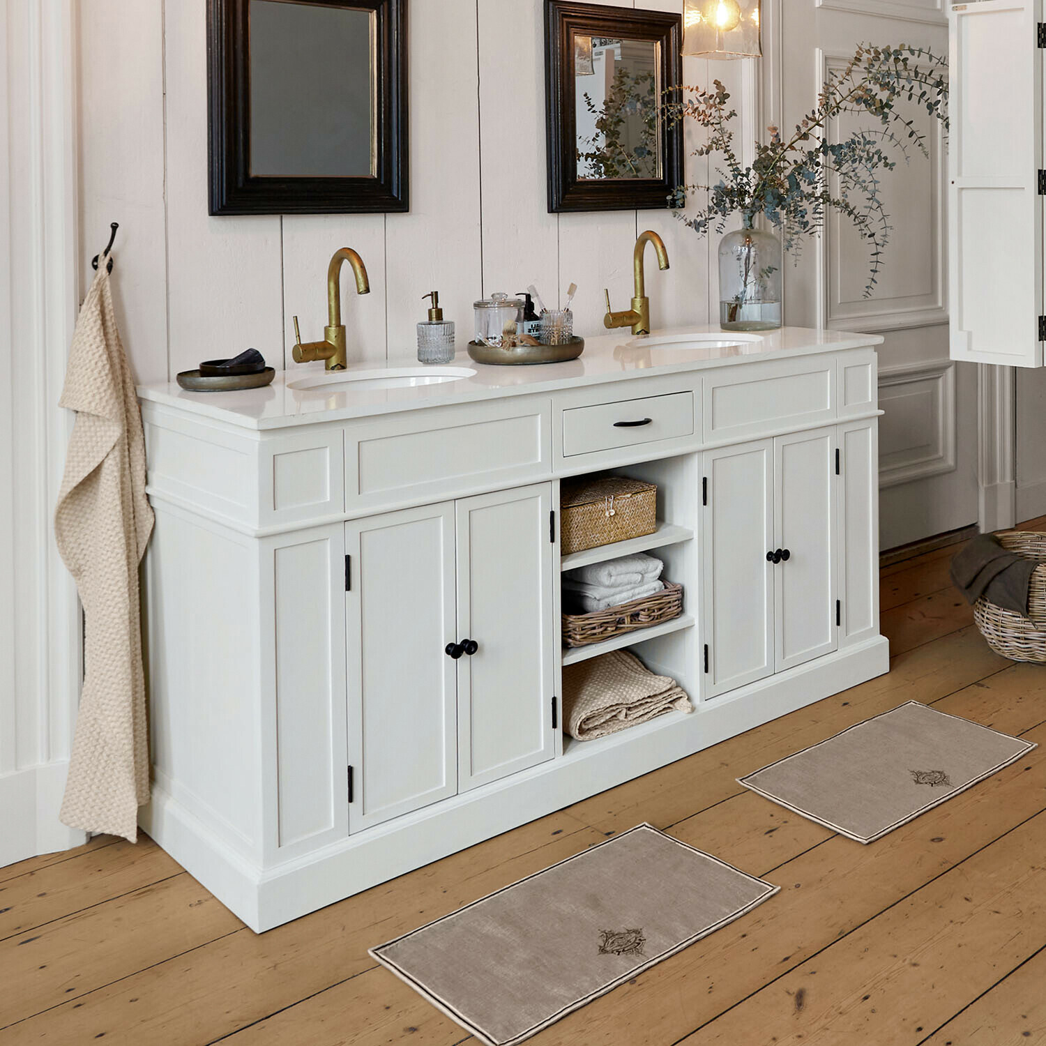 Mobile con doppio lavabo Lydia Mobile bagno bianco in legno con doppio lavabo e rubinetti dorati, stile vintage
