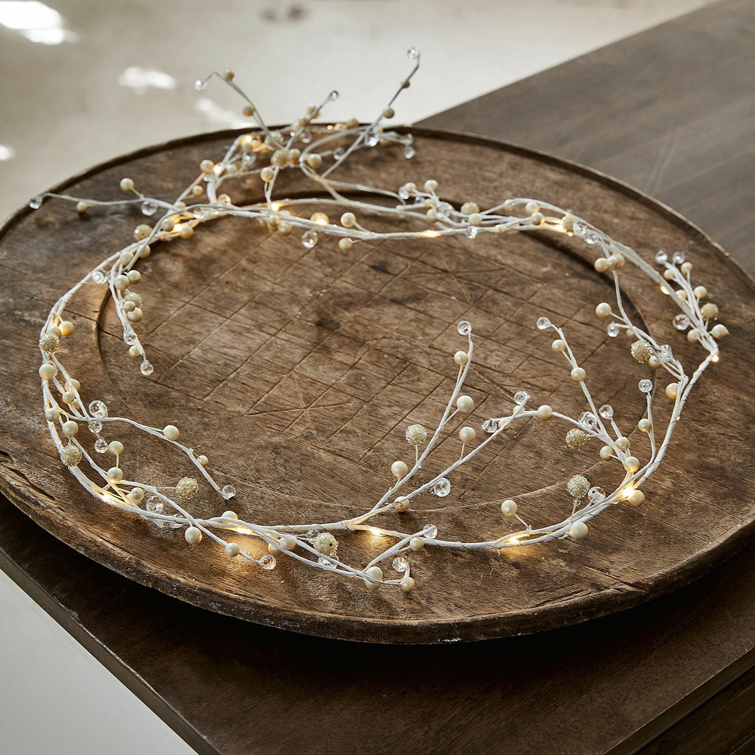 Catena luminosa Hailee Corona decorativa bianca con LED e perle su vassoio in legno, illuminazione elegante per feste