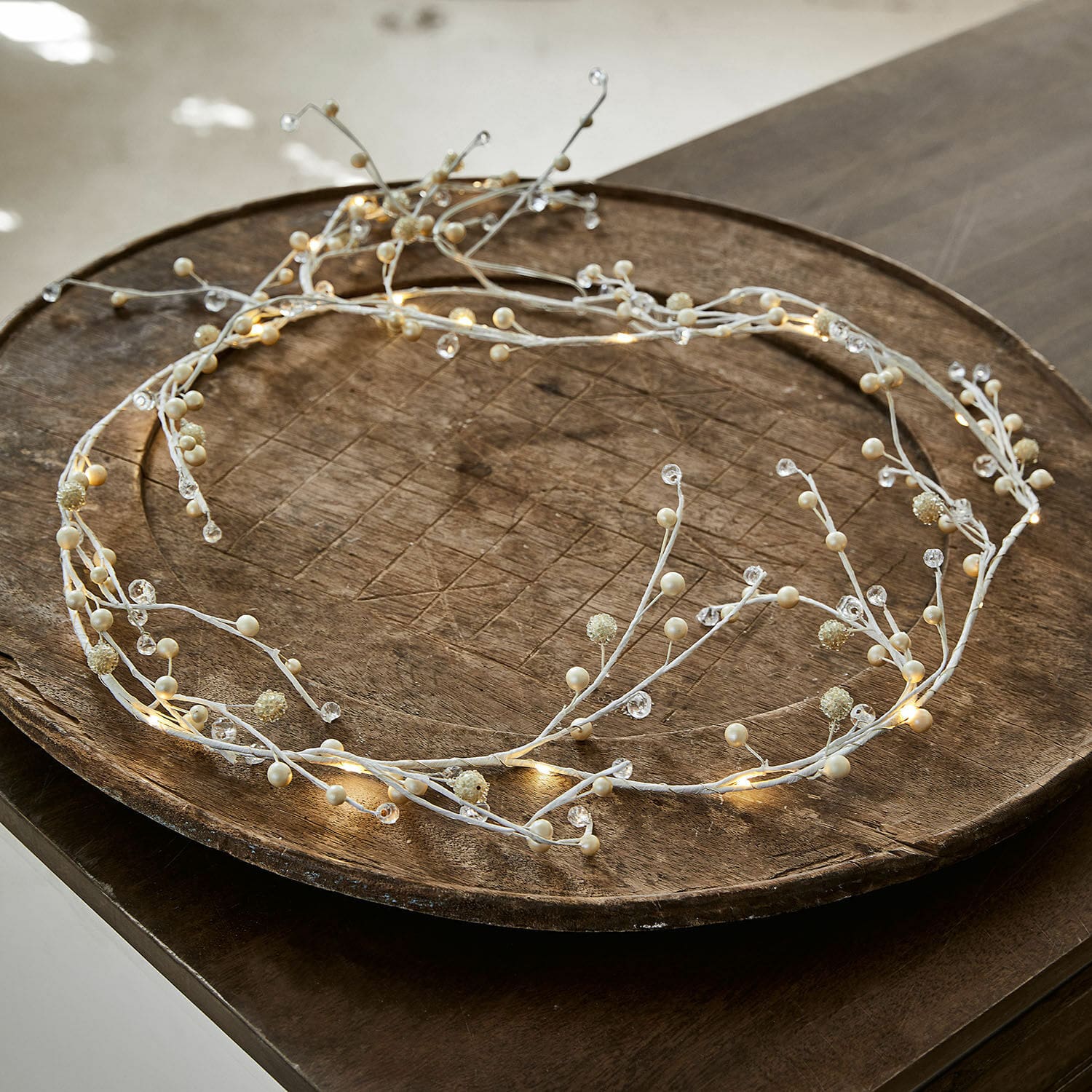 Catena luminosa Hailee Corona decorativa bianca con LED e perle su vassoio in legno, illuminazione elegante per feste