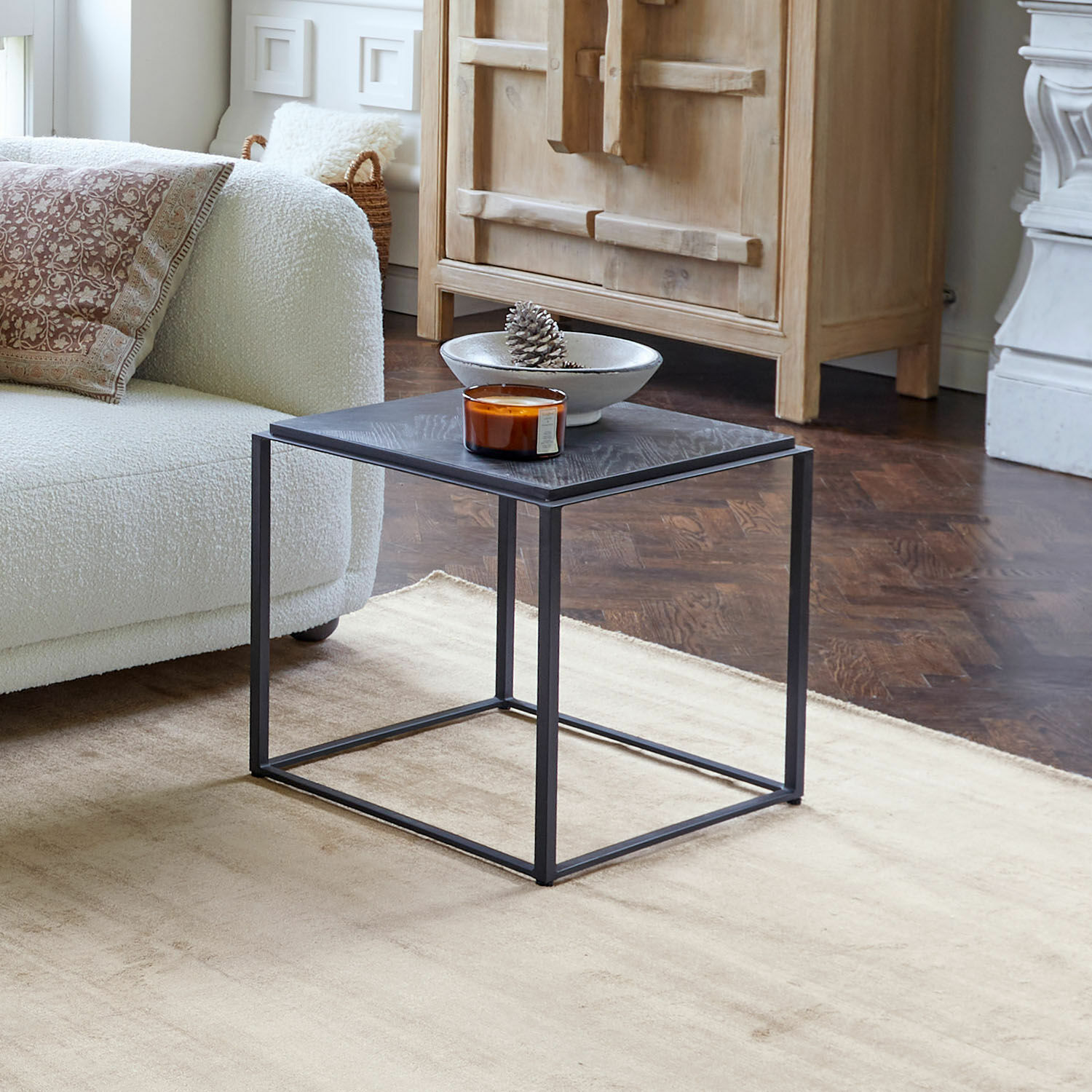 Tavolino di complemento Lumesto Tavolino quadrato in metallo nero e legno in soggiorno moderno con tappeto beige