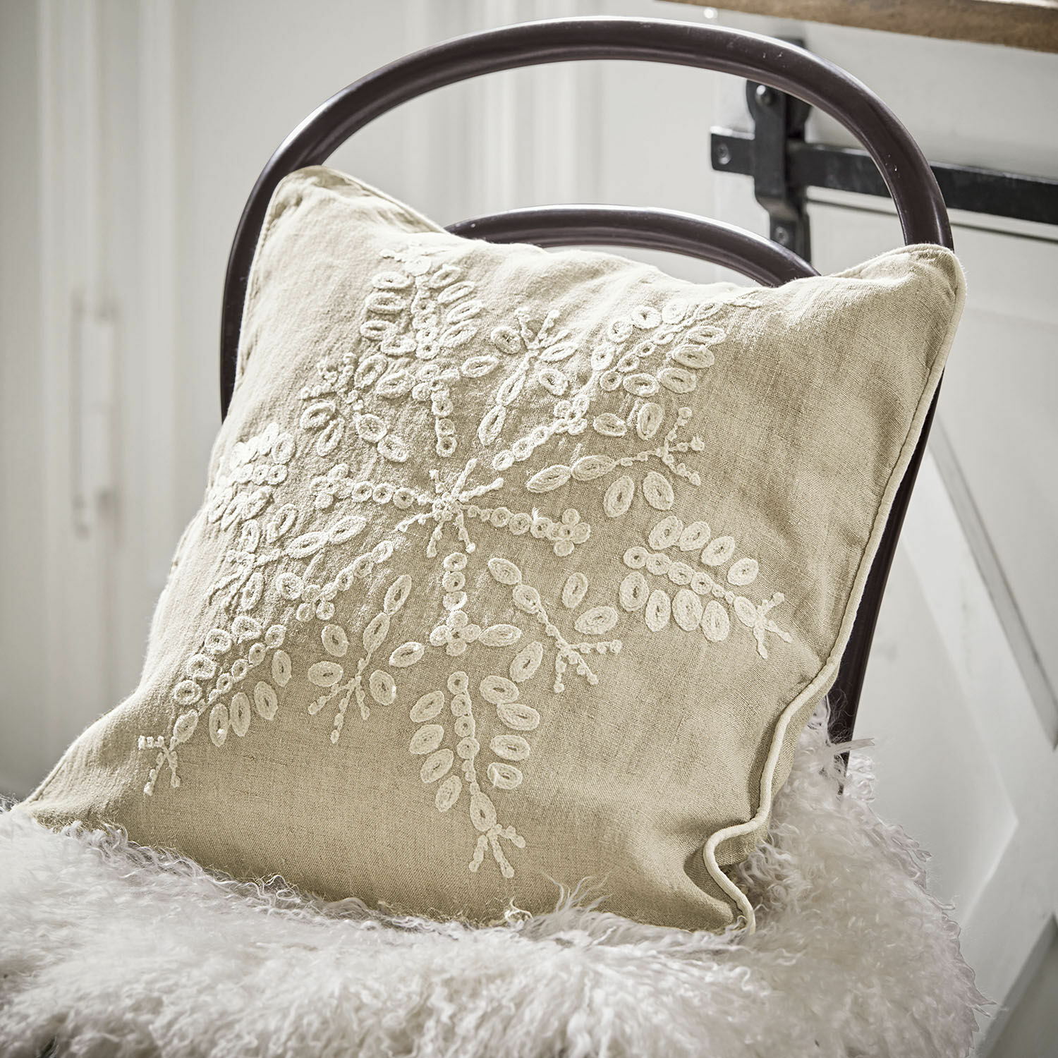Copricuscino Snowflake Cuscino beige in lino con ricamo bianco su sedia con copertura in pelliccia sintetica, decorazione d'interni