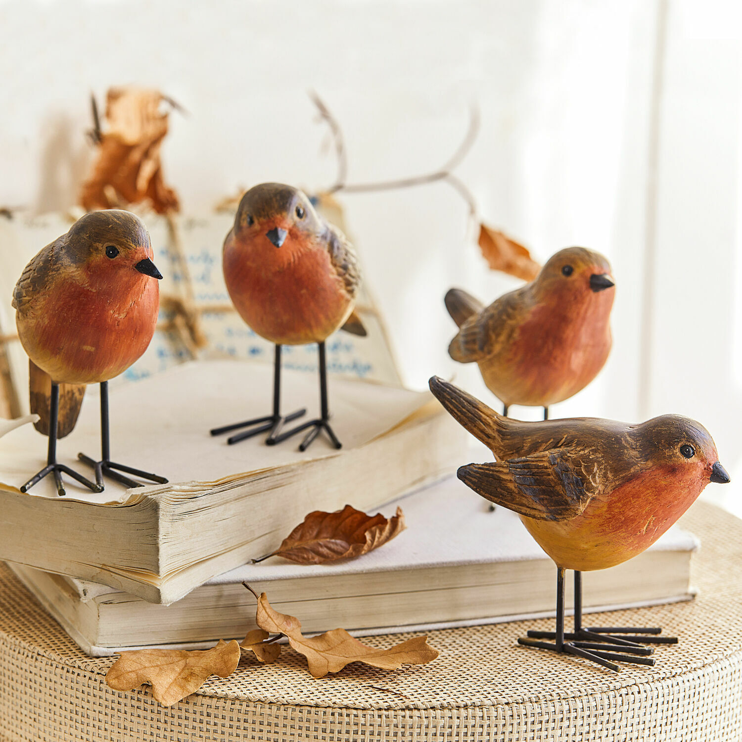 Set di 4 uccellini Siblings Figure decorative di uccelli in legno dai toni caldi su libri, decorazione per interni