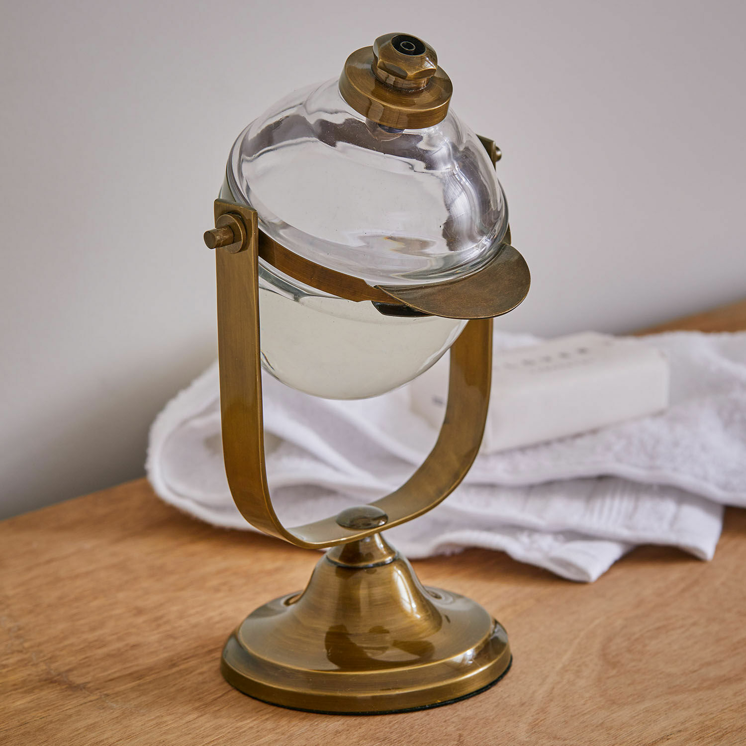 Dispenser per sapone Tuiren Dispenser per sapone in vetro con supporto in ottone, accessorio bagno in stile vintage