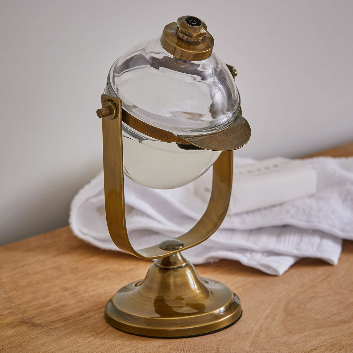Dispenser per sapone Tuiren Dispenser per sapone in vetro con supporto in ottone, accessorio bagno in stile vintage