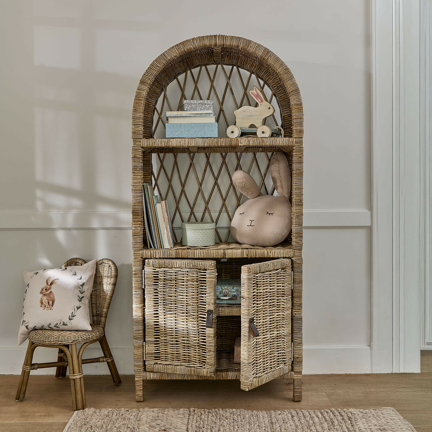 Armadio Brierdale Scaffale in vimini naturale con ripiani arrotondati e armadietto, decorazioni per bambini e cuscino con coniglio