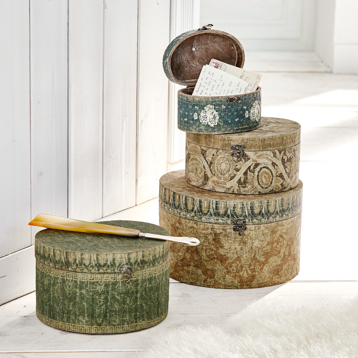 Set di 4 scatole Talais Set di quattro scatole decorative rotonde in carta verde e beige con motivi e lettere antiche