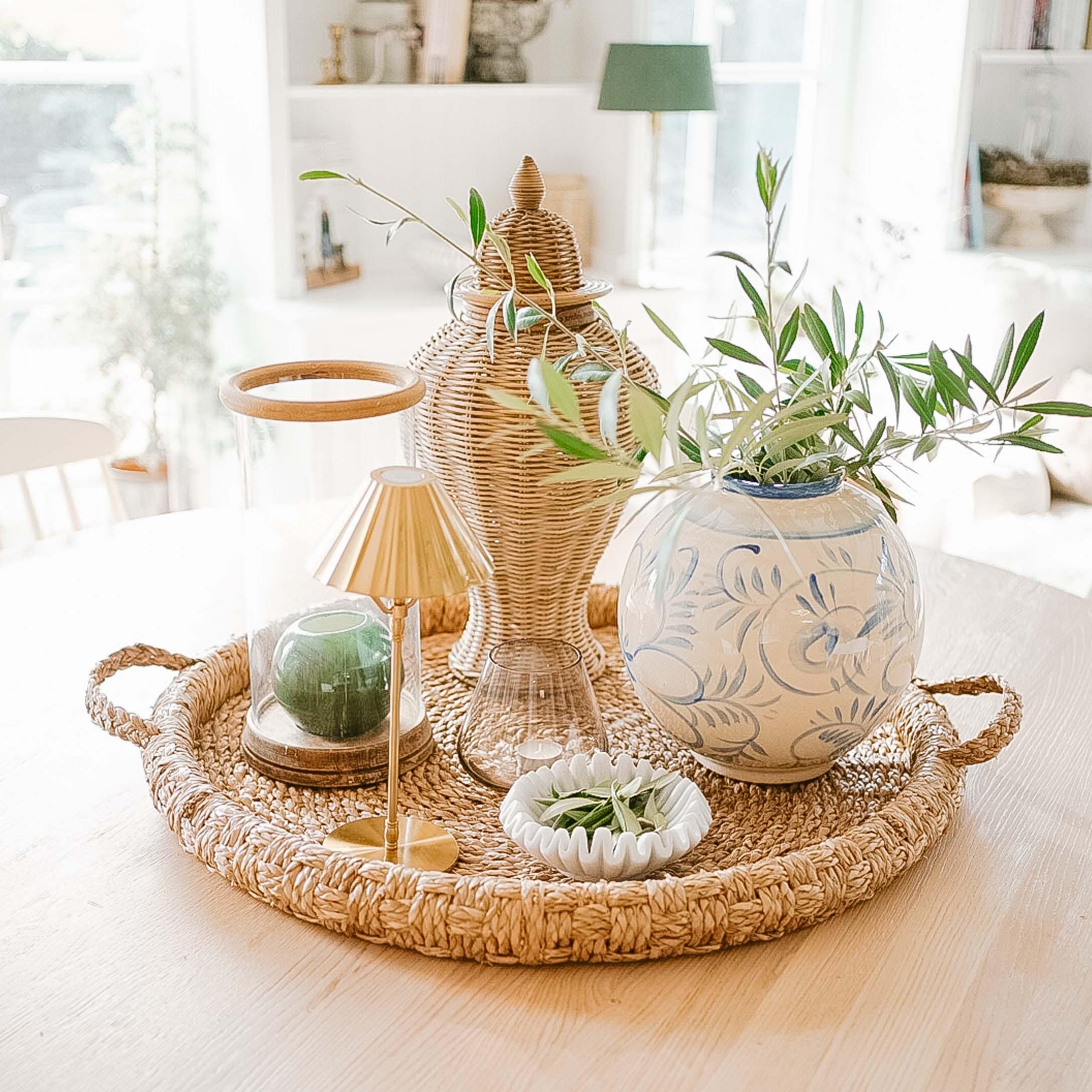 Vassoio in rattan con vaso in ceramica e rami verdi per decorazione naturale della casa