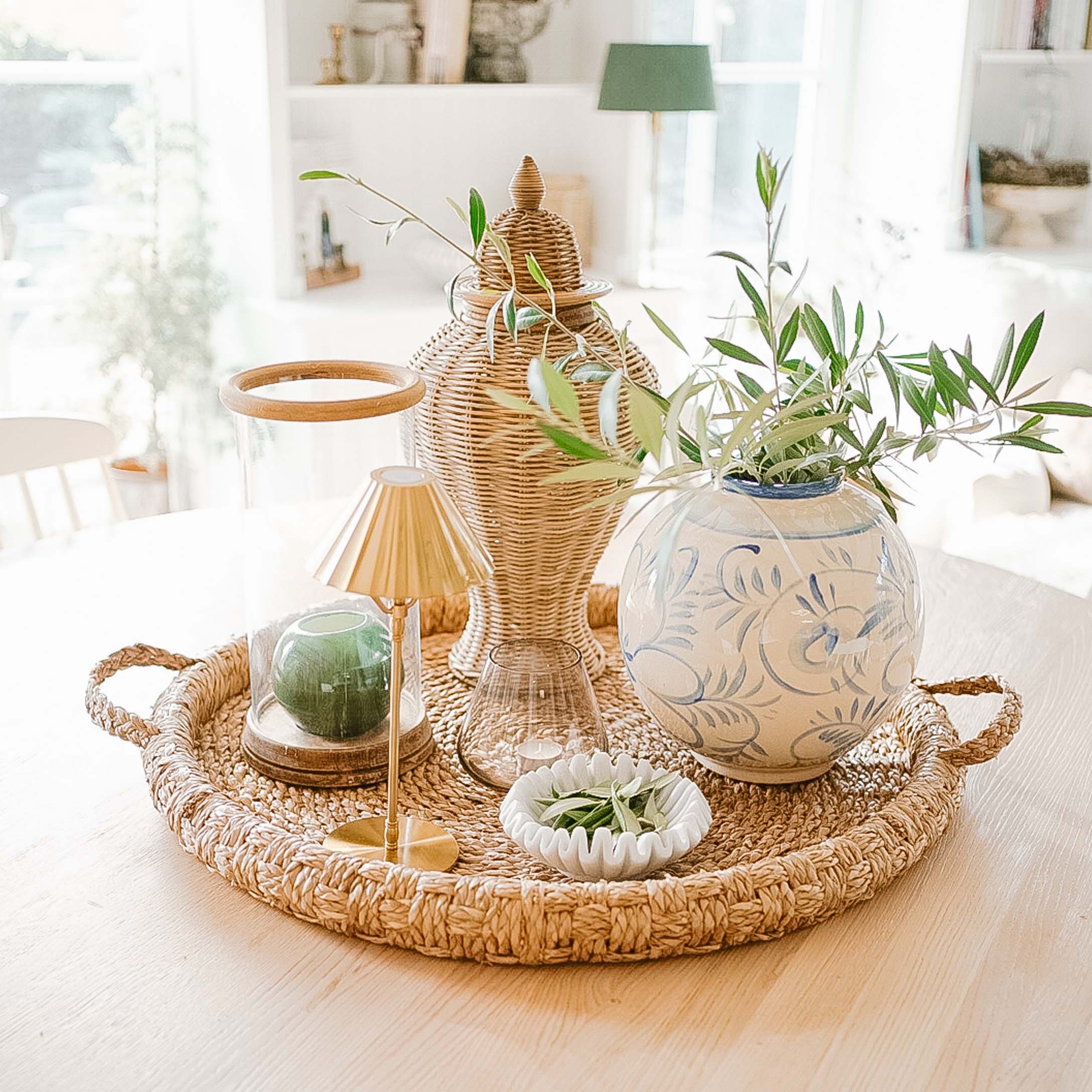 Vassoio in rattan con vaso in ceramica e rami verdi per decorazione naturale della casa
