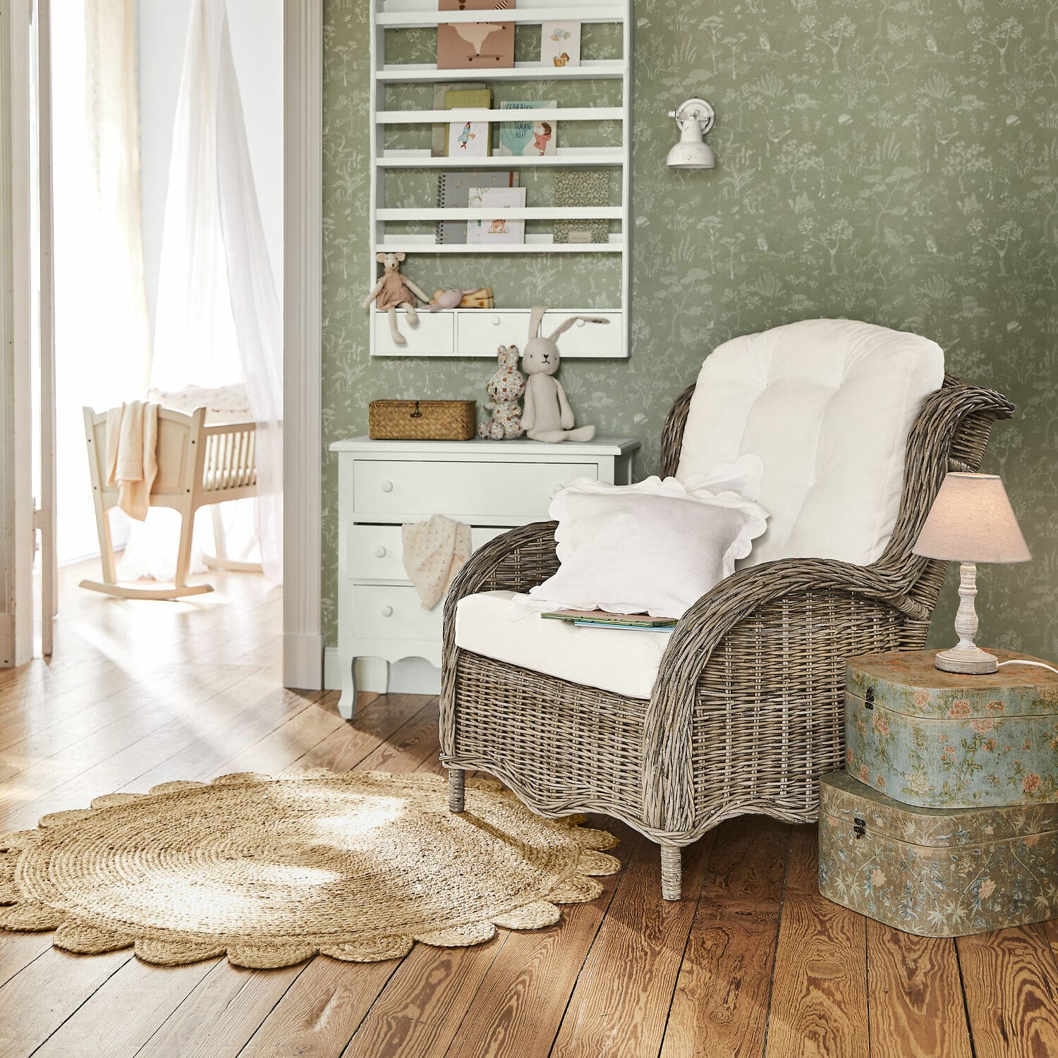 Tappeto Ferce Poltrona in rattan con cuscino bianco in stanza accogliente con carta da parati verde e pavimento in legno