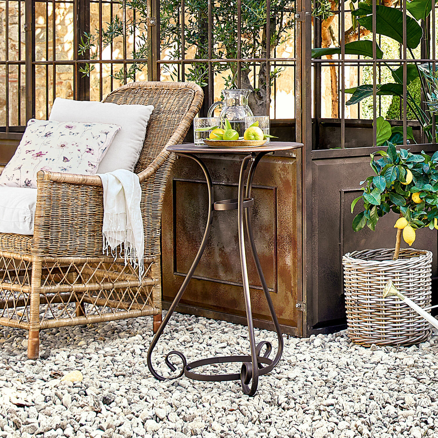 Tavolino di complemento Savigny Tavolino da giardino in metallo marrone con gambe decorative su ghiaia bianca