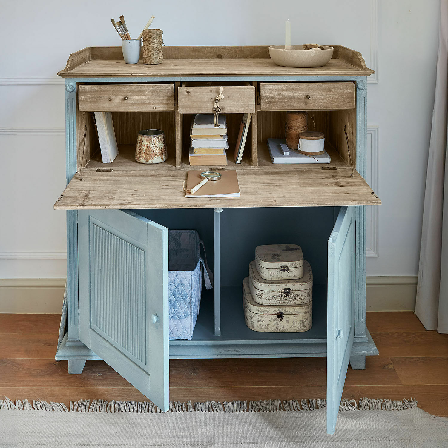 Secrétaire Marignelle Scrittoio in legno blu con piano naturale e cassetti aperti per organizzare lo spazio