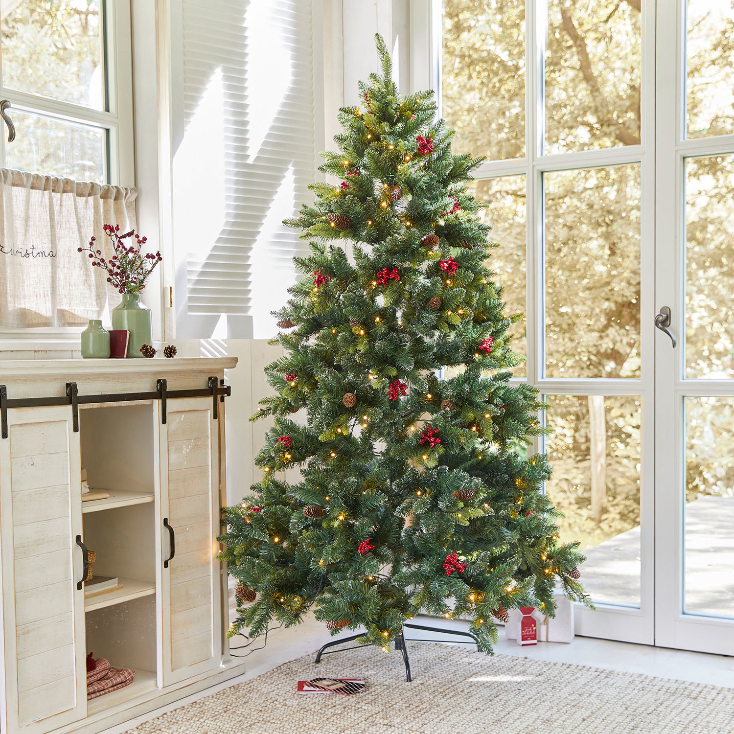 Albero di Natale Bindley Albero di Natale artificiale verde con bacche rosse e luci LED per decorazioni festive