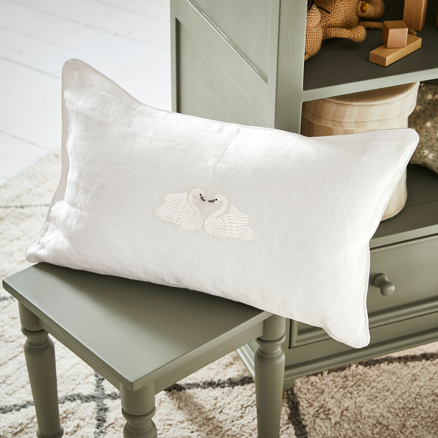 Copricuscino Rialuna Cuscino bianco in lino con ricamo di due cigni su sedia verde, decorazione d'interni e tessuti