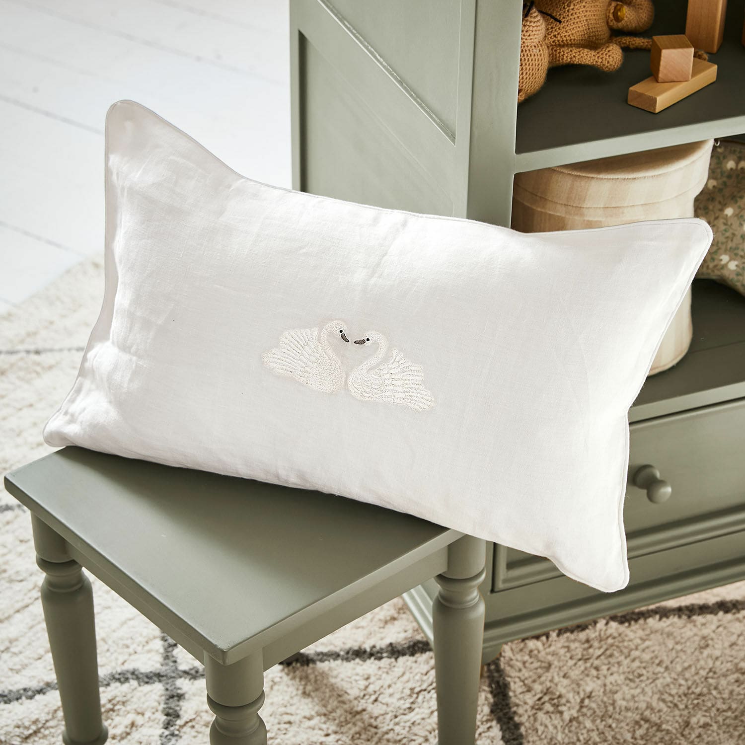 Copricuscino Rialuna Cuscino bianco in lino con ricamo di due cigni su sedia verde, decorazione d'interni e tessuti